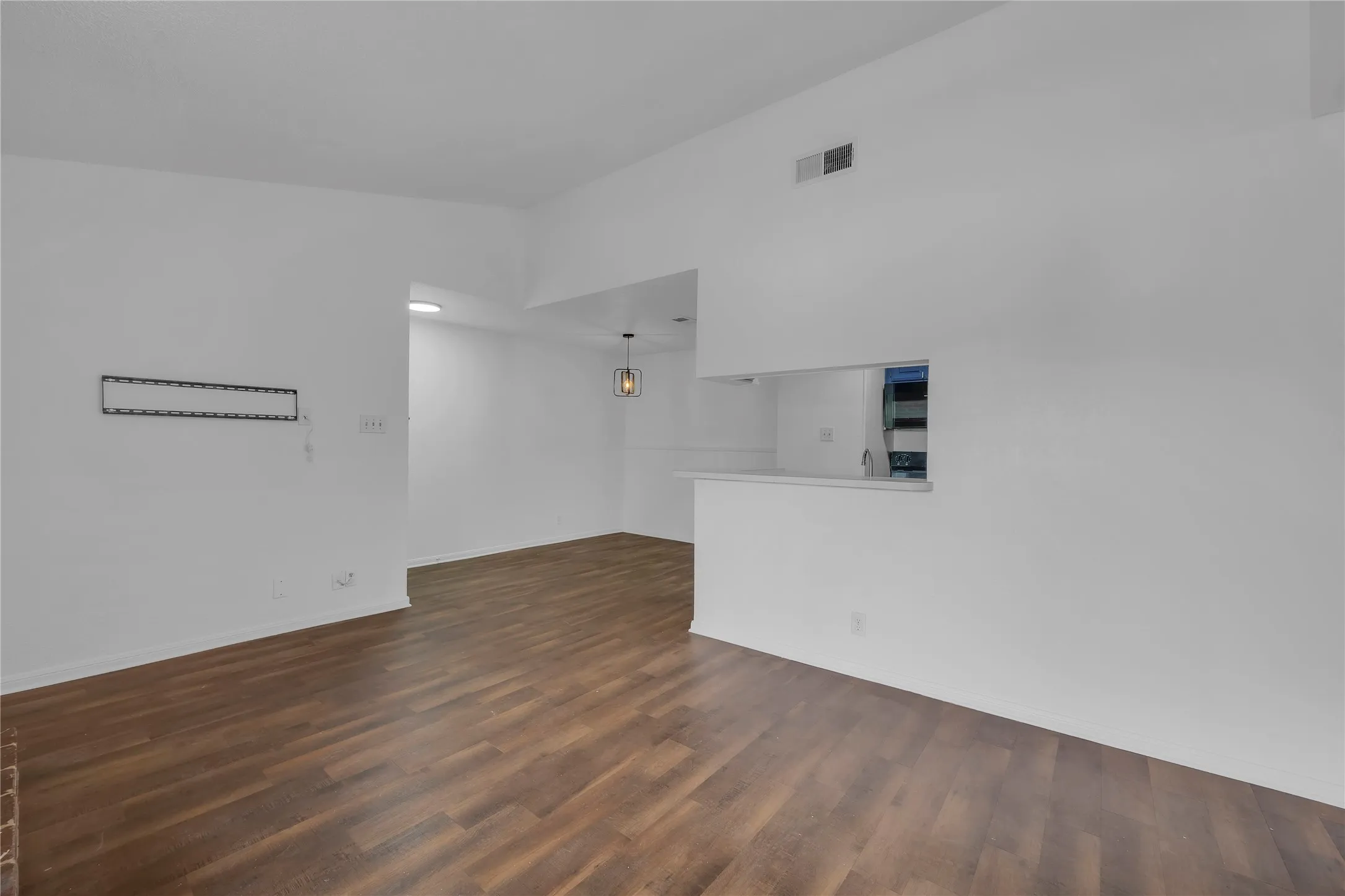 Condominium For Sale in Tarrant County , 2006 Cloisters Drive 2522, Arlington, Texas 76011, 1 Bedroom, 1 Bathroom, Garage spaces, 656 Sqft, built in 1981, mls#21403964, Real Estate Agent in Arlington, Homes For Sale in Tarrant county, Homes For Sale in Arlington, Realtor in Arlington Texas, Real Estate Brokerage Independent Realty Texas, Luminita Cordes Realtor