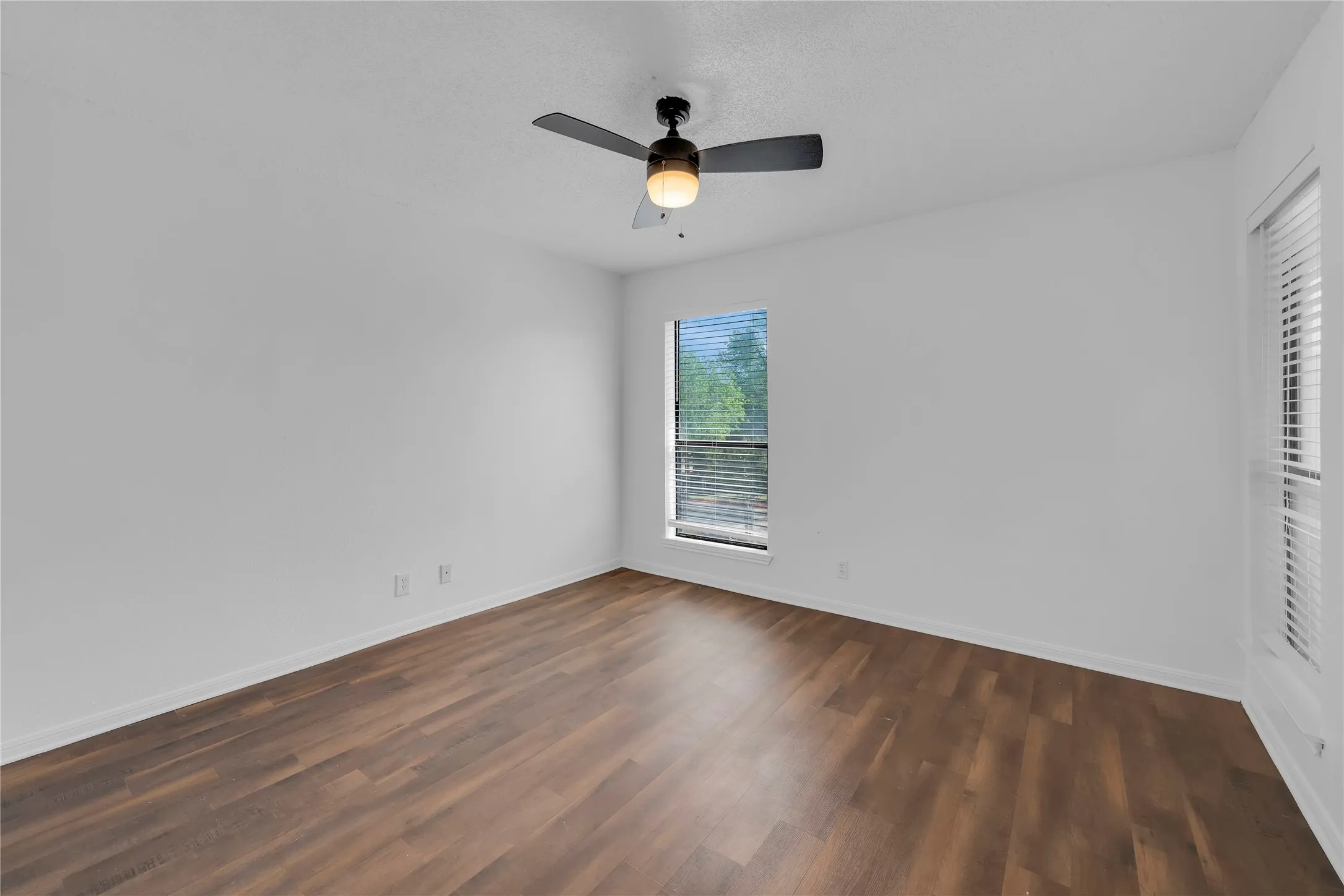 Condominium For Sale in Tarrant County , 2006 Cloisters Drive 2522, Arlington, Texas 76011, 1 Bedroom, 1 Bathroom, Garage spaces, 656 Sqft, built in 1981, mls#21403964, Real Estate Agent in Arlington, Homes For Sale in Tarrant county, Homes For Sale in Arlington, Realtor in Arlington Texas, Real Estate Brokerage Independent Realty Texas, Luminita Cordes Realtor