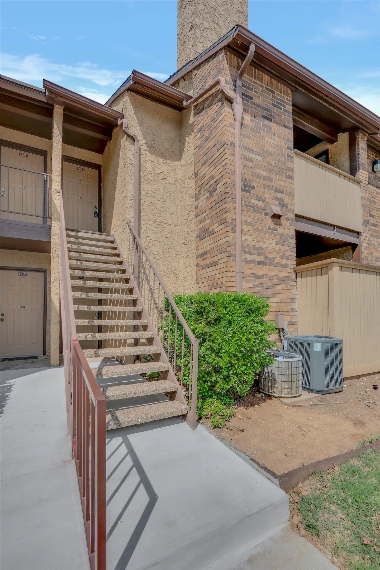 Condominium For Sale in Tarrant County , 2006 Cloisters Drive 2522, Arlington, Texas 76011, 1 Bedroom, 1 Bathroom, Garage spaces, 656 Sqft, built in 1981, mls#21403964, Real Estate Agent in Arlington, Homes For Sale in Tarrant county, Homes For Sale in Arlington, Realtor in Arlington Texas, Real Estate Brokerage Independent Realty Texas, Luminita Cordes Realtor