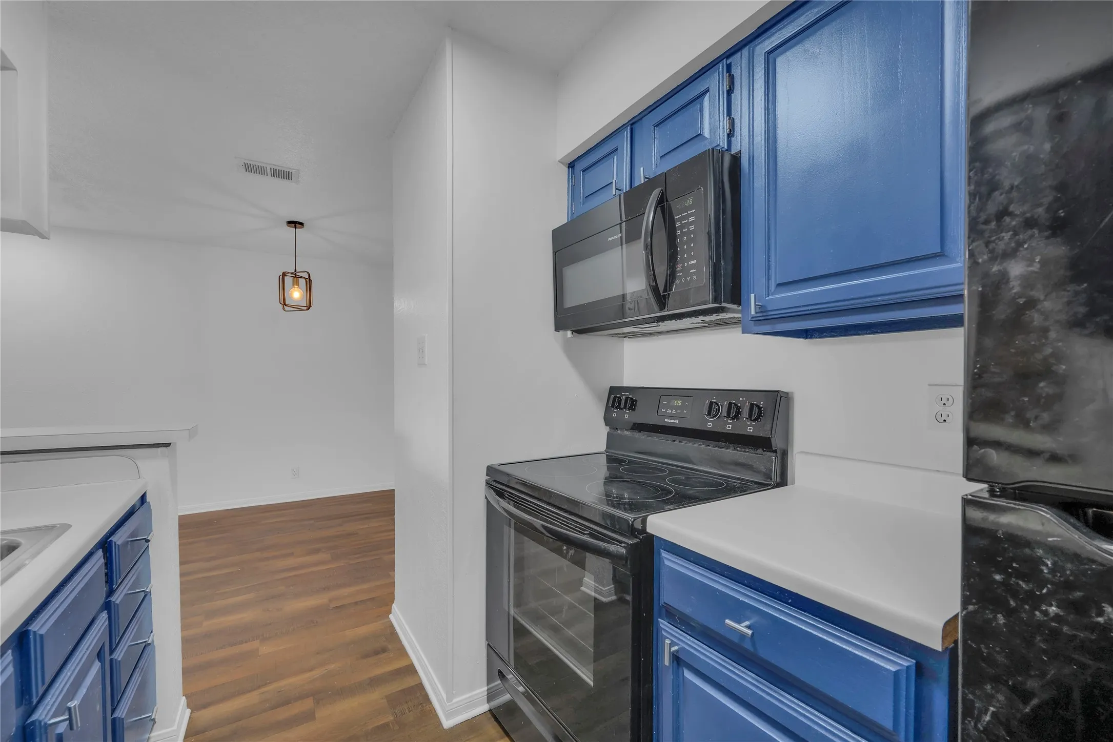 Condominium For Sale in Tarrant County , 2006 Cloisters Drive 2522, Arlington, Texas 76011, 1 Bedroom, 1 Bathroom, Garage spaces, 656 Sqft, built in 1981, mls#21403964, Real Estate Agent in Arlington, Homes For Sale in Tarrant county, Homes For Sale in Arlington, Realtor in Arlington Texas, Real Estate Brokerage Independent Realty Texas, Luminita Cordes Realtor