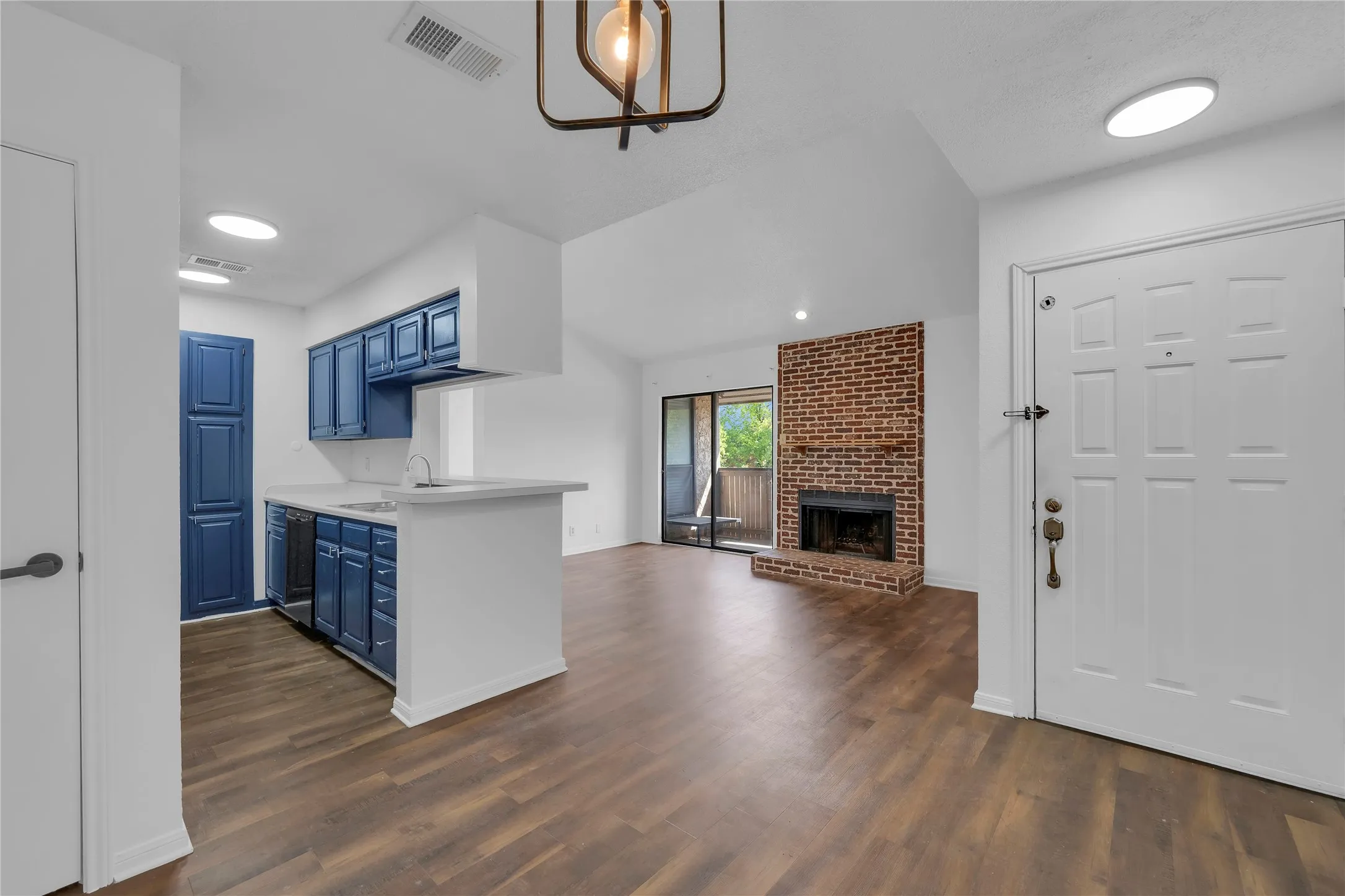 Condominium For Sale in Tarrant County , 2006 Cloisters Drive 2522, Arlington, Texas 76011, 1 Bedroom, 1 Bathroom, Garage spaces, 656 Sqft, built in 1981, mls#21403964, Real Estate Agent in Arlington, Homes For Sale in Tarrant county, Homes For Sale in Arlington, Realtor in Arlington Texas, Real Estate Brokerage Independent Realty Texas, Luminita Cordes Realtor