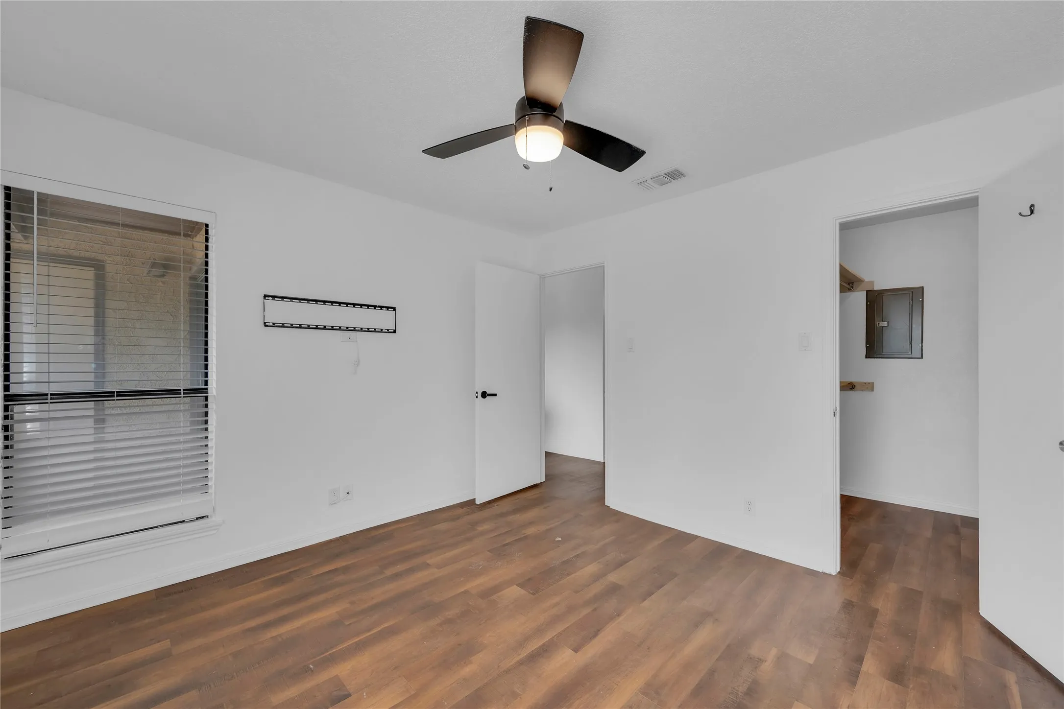 Condominium For Sale in Tarrant County , 2006 Cloisters Drive 2522, Arlington, Texas 76011, 1 Bedroom, 1 Bathroom, Garage spaces, 656 Sqft, built in 1981, mls#21403964, Real Estate Agent in Arlington, Homes For Sale in Tarrant county, Homes For Sale in Arlington, Realtor in Arlington Texas, Real Estate Brokerage Independent Realty Texas, Luminita Cordes Realtor