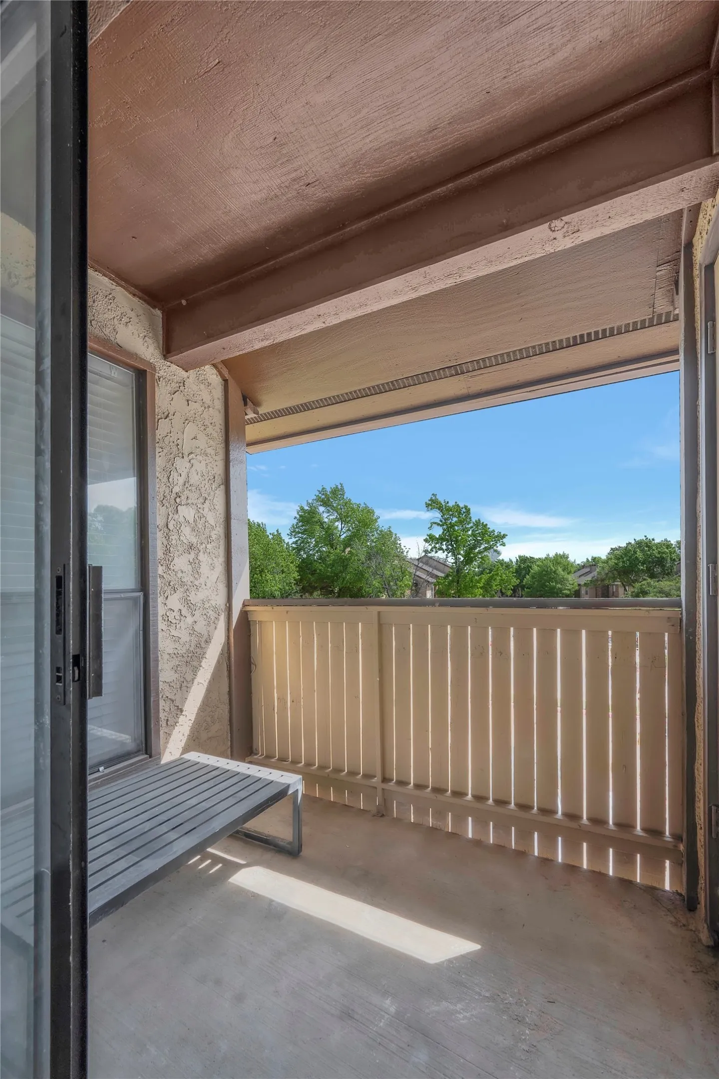 Condominium For Sale in Tarrant County , 2006 Cloisters Drive 2522, Arlington, Texas 76011, 1 Bedroom, 1 Bathroom, Garage spaces, 656 Sqft, built in 1981, mls#21403964, Real Estate Agent in Arlington, Homes For Sale in Tarrant county, Homes For Sale in Arlington, Realtor in Arlington Texas, Real Estate Brokerage Independent Realty Texas, Luminita Cordes Realtor