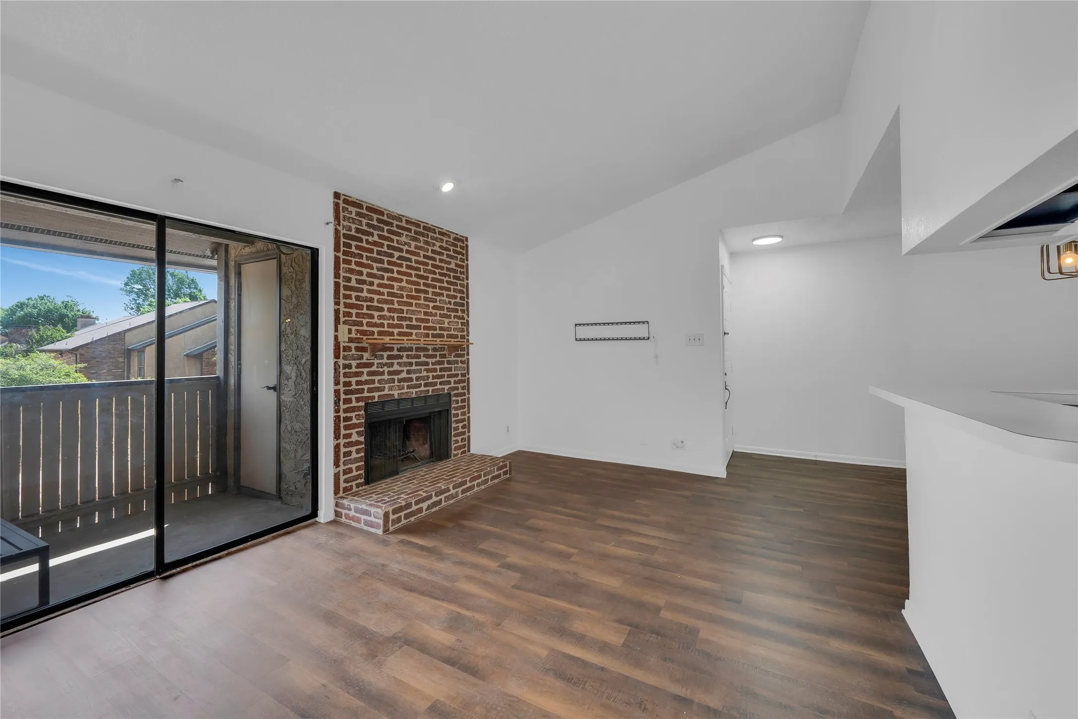 Condominium For Sale in Tarrant County , 2006 Cloisters Drive 2522, Arlington, Texas 76011, 1 Bedroom, 1 Bathroom, Garage spaces, 656 Sqft, built in 1981, mls#21403964, Real Estate Agent in Arlington, Homes For Sale in Tarrant county, Homes For Sale in Arlington, Realtor in Arlington Texas, Real Estate Brokerage Independent Realty Texas, Luminita Cordes Realtor