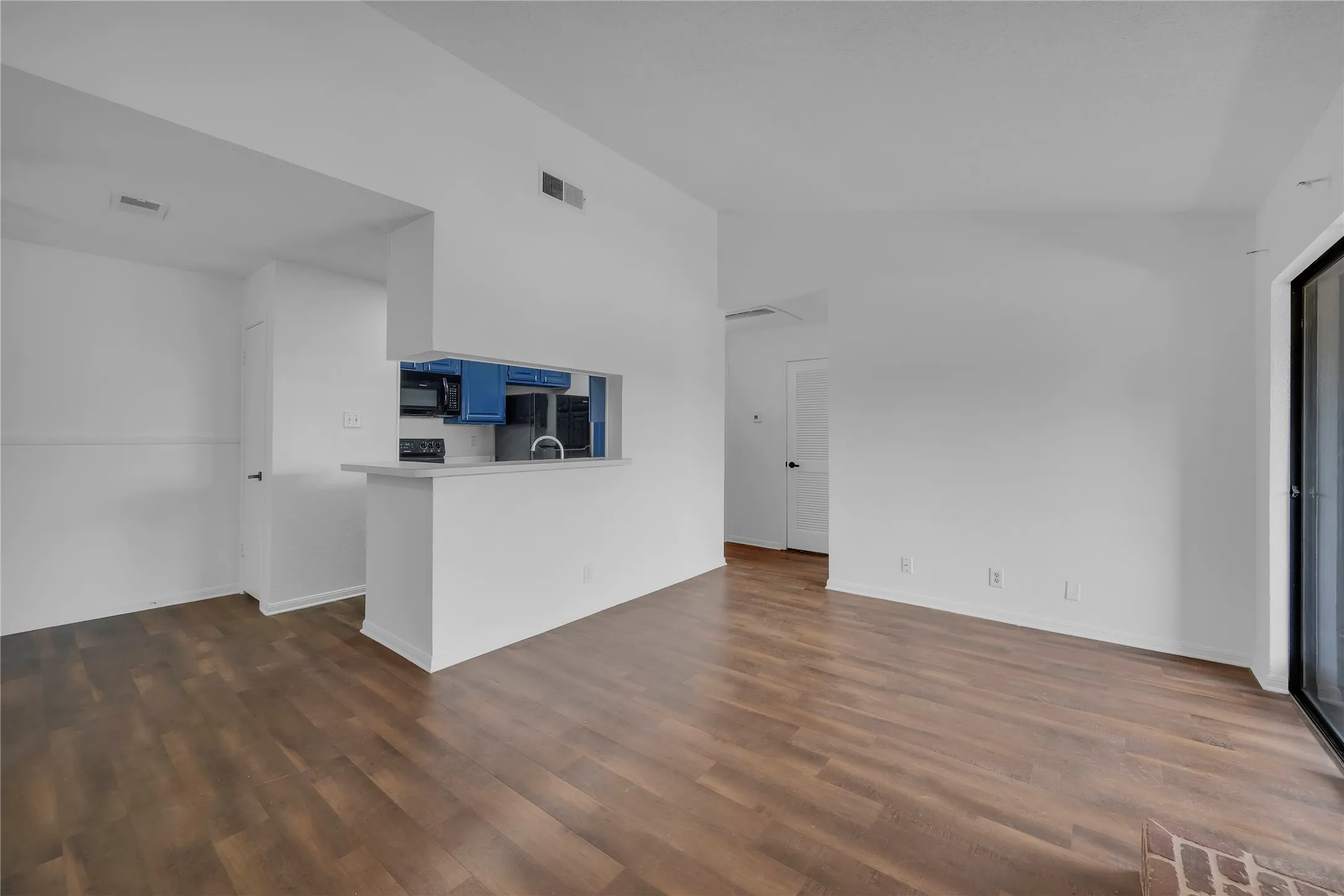 Condominium For Sale in Tarrant County , 2006 Cloisters Drive 2522, Arlington, Texas 76011, 1 Bedroom, 1 Bathroom, Garage spaces, 656 Sqft, built in 1981, mls#21403964, Real Estate Agent in Arlington, Homes For Sale in Tarrant county, Homes For Sale in Arlington, Realtor in Arlington Texas, Real Estate Brokerage Independent Realty Texas, Luminita Cordes Realtor