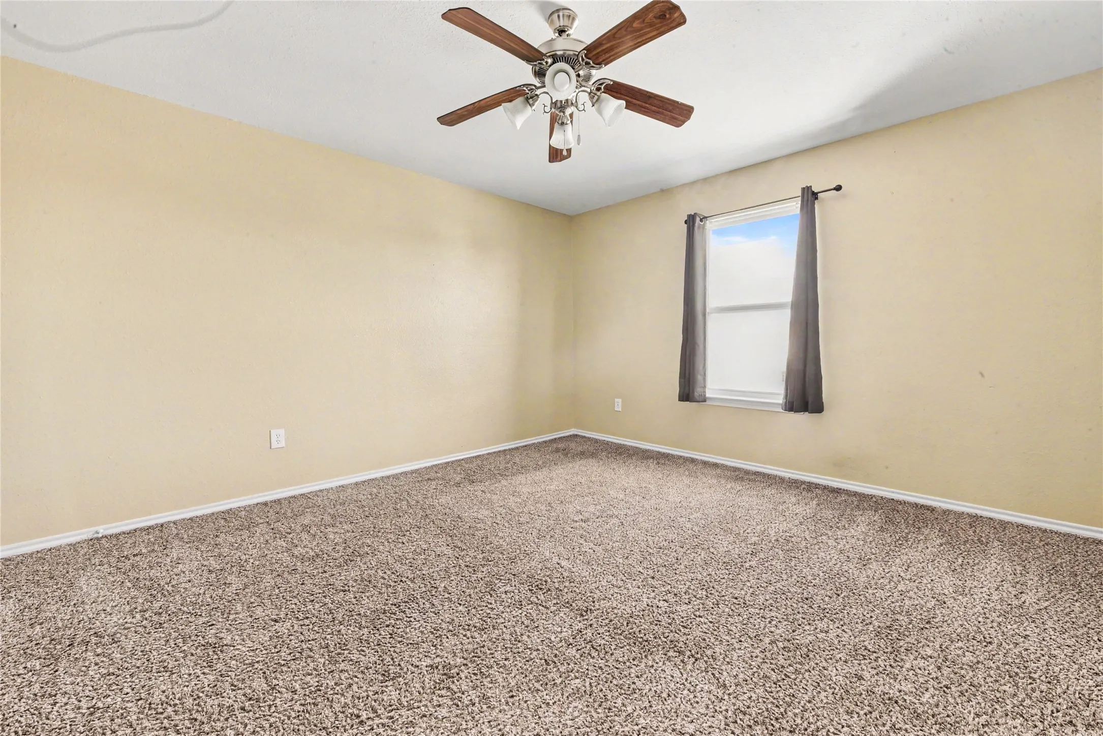 Single Family Residence For Sale in Collin County , 823 Parkplace Ridge, Princeton, Texas 75407, 3 Bedroom, 3 Bathroom, 1 Garage spaces, 1,490 Sqft, built in 2013, mls#21403853, Real Estate Agent in Princeton, Homes For Sale in Collin county, Homes For Sale in Princeton, Realtor in Princeton Texas, Real Estate Brokerage Independent Realty Texas, Luminita Cordes Realtor