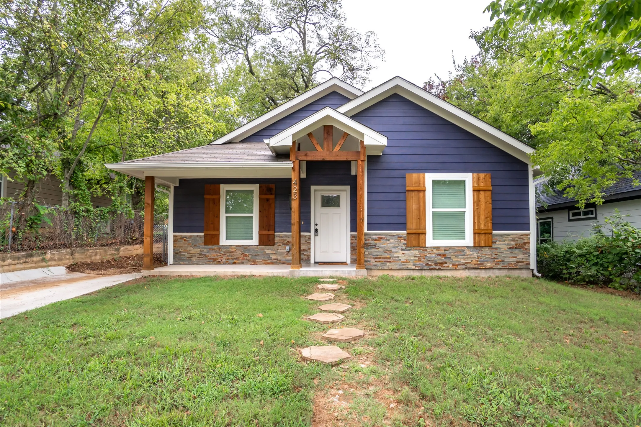 Single Family Residence For Rent in Grayson County , 423 W Walker Street, Denison, Texas 75020, 3 Bedroom, 2 Bathroom, Garage spaces, 1,192 Sqft, built in 2018, mls#21403967, Real Estate Agent in Denison, Homes For Rent in Grayson county, Homes For Rent in Denison, Realtor in Denison Texas, Real Estate Brokerage Independent Realty Texas, Luminita Cordes Realtor