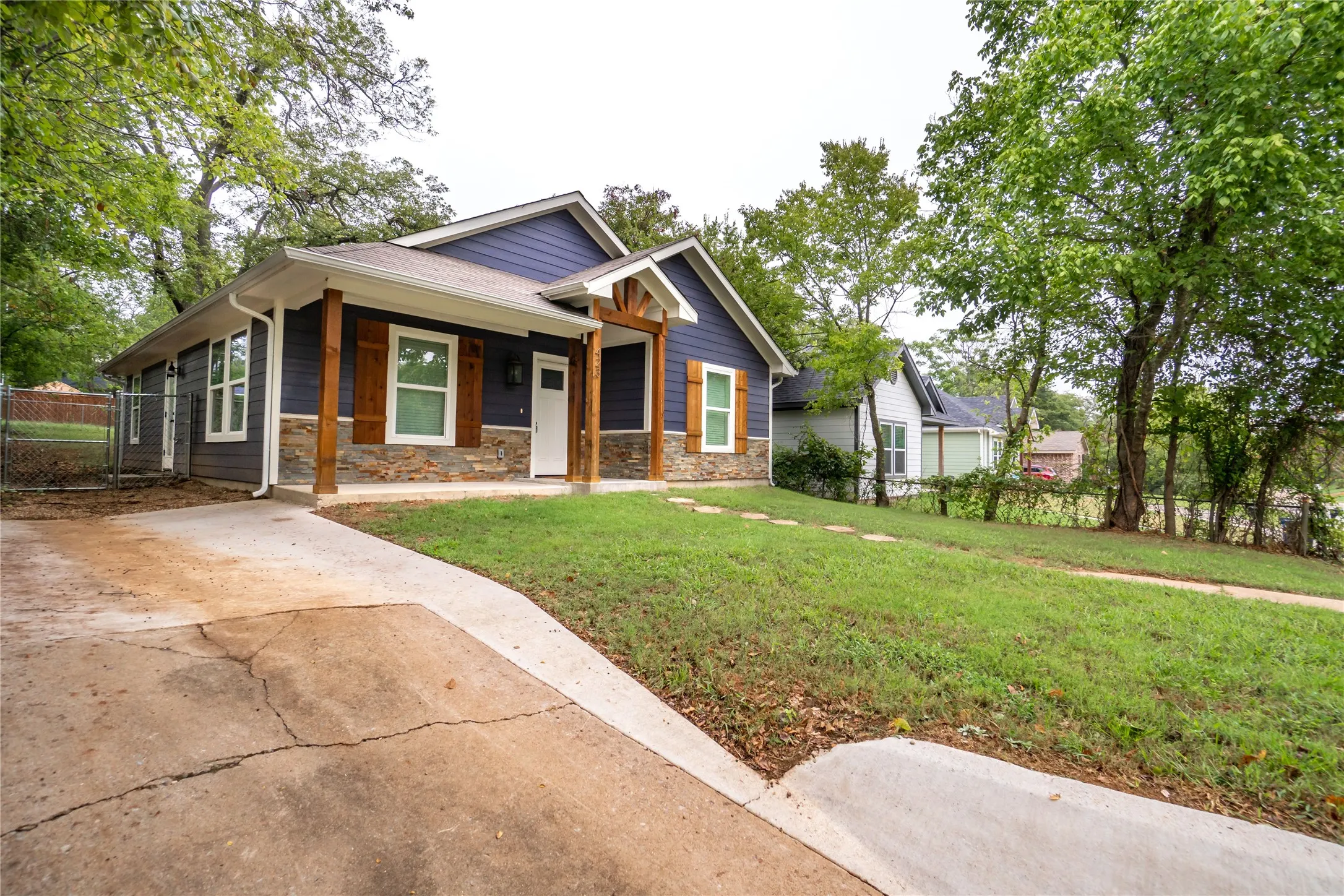 Single Family Residence For Rent in Grayson County , 423 W Walker Street, Denison, Texas 75020, 3 Bedroom, 2 Bathroom, Garage spaces, 1,192 Sqft, built in 2018, mls#21403967, Real Estate Agent in Denison, Homes For Rent in Grayson county, Homes For Rent in Denison, Realtor in Denison Texas, Real Estate Brokerage Independent Realty Texas, Luminita Cordes Realtor