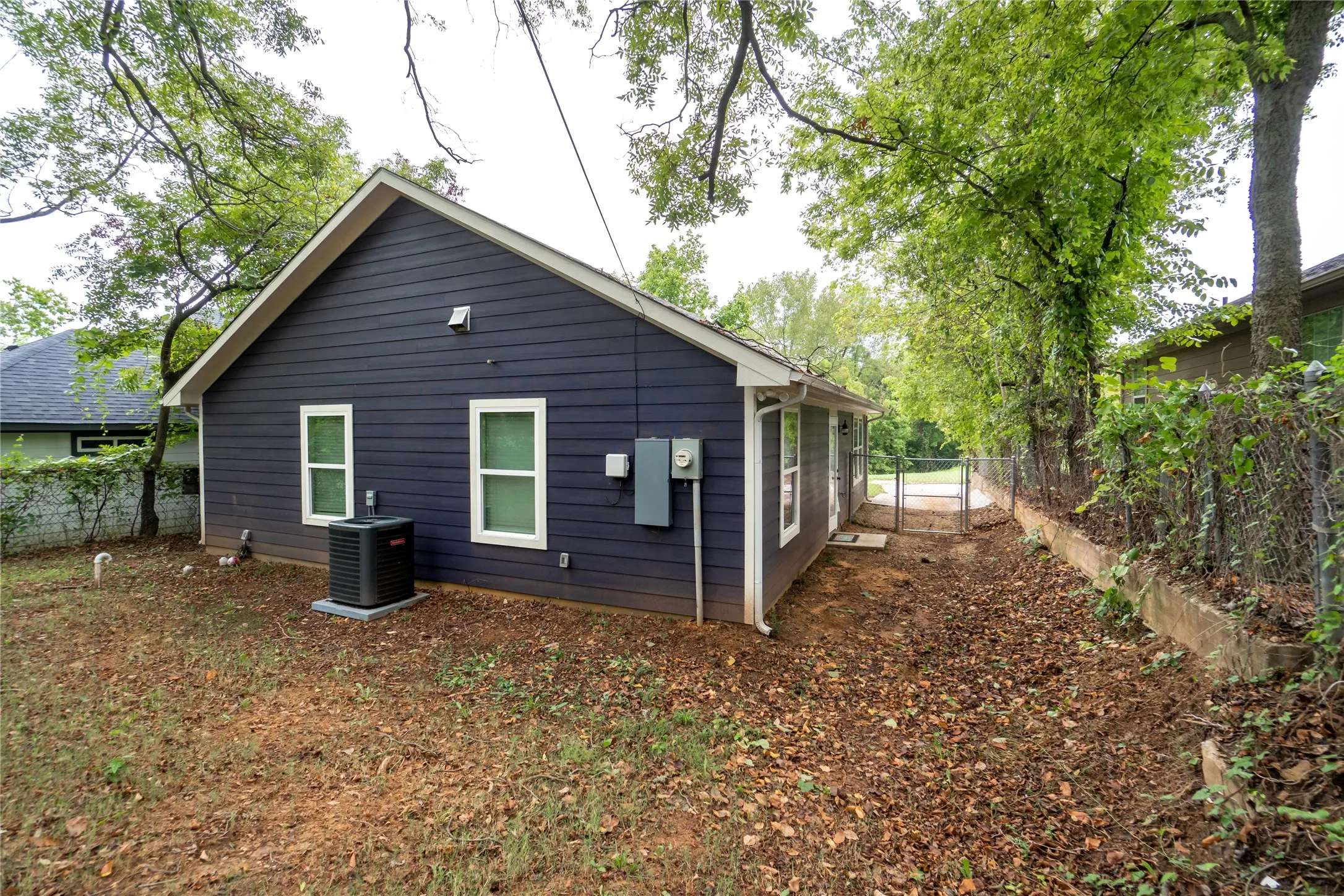 Single Family Residence For Rent in Grayson County , 423 W Walker Street, Denison, Texas 75020, 3 Bedroom, 2 Bathroom, Garage spaces, 1,192 Sqft, built in 2018, mls#21403967, Real Estate Agent in Denison, Homes For Rent in Grayson county, Homes For Rent in Denison, Realtor in Denison Texas, Real Estate Brokerage Independent Realty Texas, Luminita Cordes Realtor