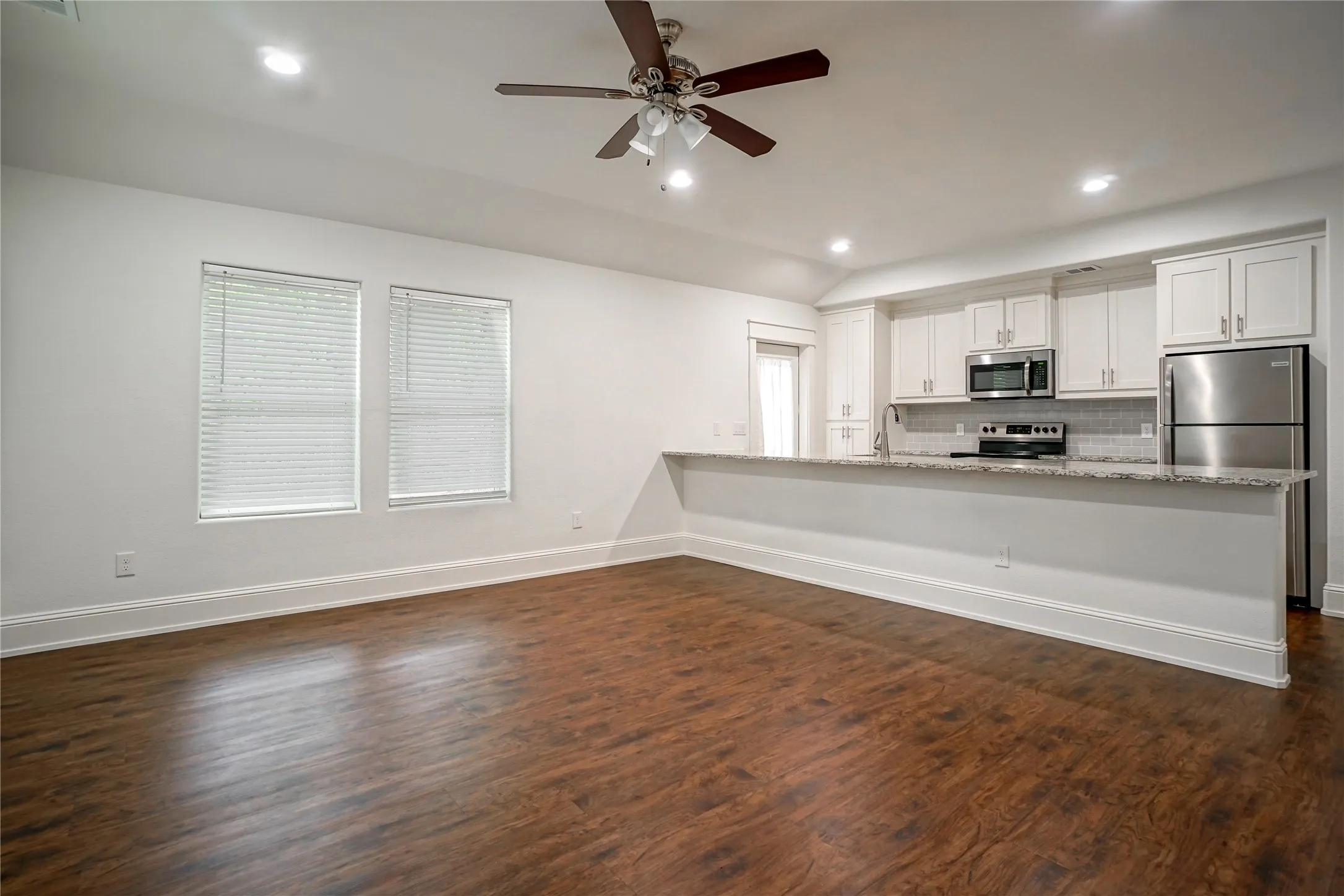 Single Family Residence For Rent in Grayson County , 423 W Walker Street, Denison, Texas 75020, 3 Bedroom, 2 Bathroom, Garage spaces, 1,192 Sqft, built in 2018, mls#21403967, Real Estate Agent in Denison, Homes For Rent in Grayson county, Homes For Rent in Denison, Realtor in Denison Texas, Real Estate Brokerage Independent Realty Texas, Luminita Cordes Realtor