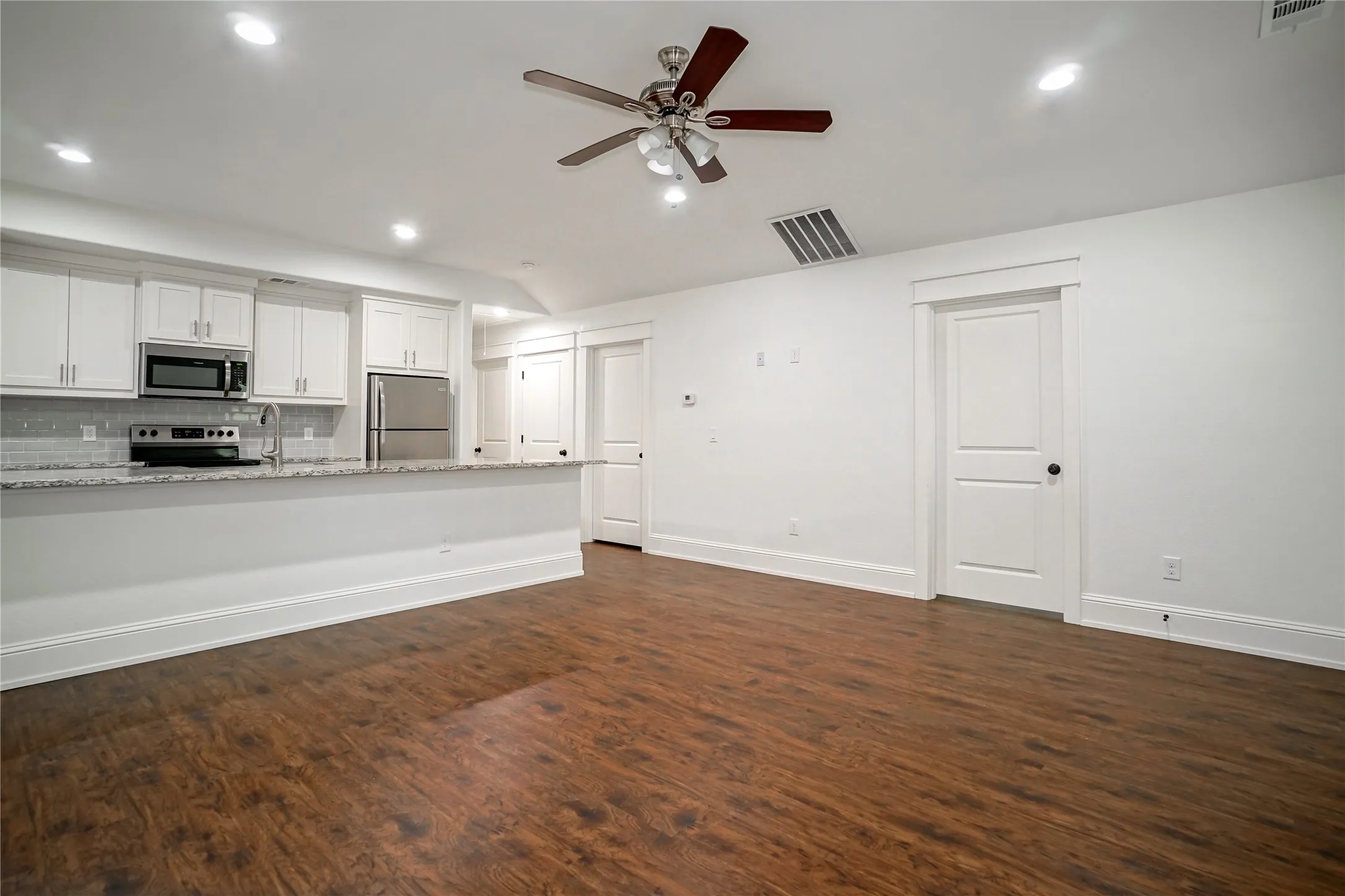 Single Family Residence For Rent in Grayson County , 423 W Walker Street, Denison, Texas 75020, 3 Bedroom, 2 Bathroom, Garage spaces, 1,192 Sqft, built in 2018, mls#21403967, Real Estate Agent in Denison, Homes For Rent in Grayson county, Homes For Rent in Denison, Realtor in Denison Texas, Real Estate Brokerage Independent Realty Texas, Luminita Cordes Realtor