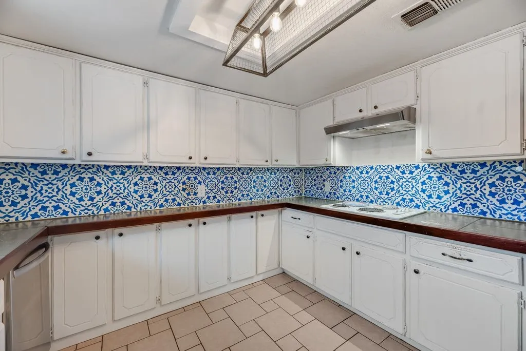 Single Family Residence For Sale in Tarrant County , 22 Spring Oaks Road, Burleson, Texas 76028, 3 Bedroom, 2 Bathroom, 2 Garage spaces, 1,677 Sqft, built in 1974, mls#21403285, Real Estate Agent in Burleson, Homes For Sale in Tarrant county, Homes For Sale in Burleson, Realtor in Burleson Texas, Real Estate Brokerage Independent Realty Texas, Luminita Cordes Realtor