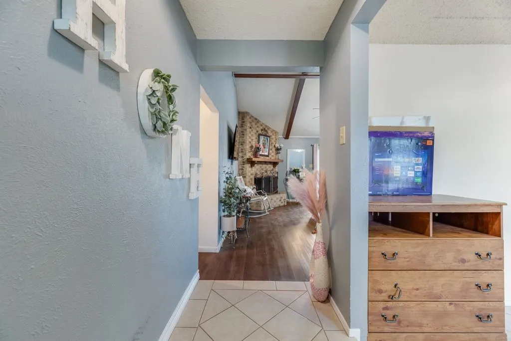 Single Family Residence For Sale in Tarrant County , 22 Spring Oaks Road, Burleson, Texas 76028, 3 Bedroom, 2 Bathroom, 2 Garage spaces, 1,677 Sqft, built in 1974, mls#21403285, Real Estate Agent in Burleson, Homes For Sale in Tarrant county, Homes For Sale in Burleson, Realtor in Burleson Texas, Real Estate Brokerage Independent Realty Texas, Luminita Cordes Realtor
