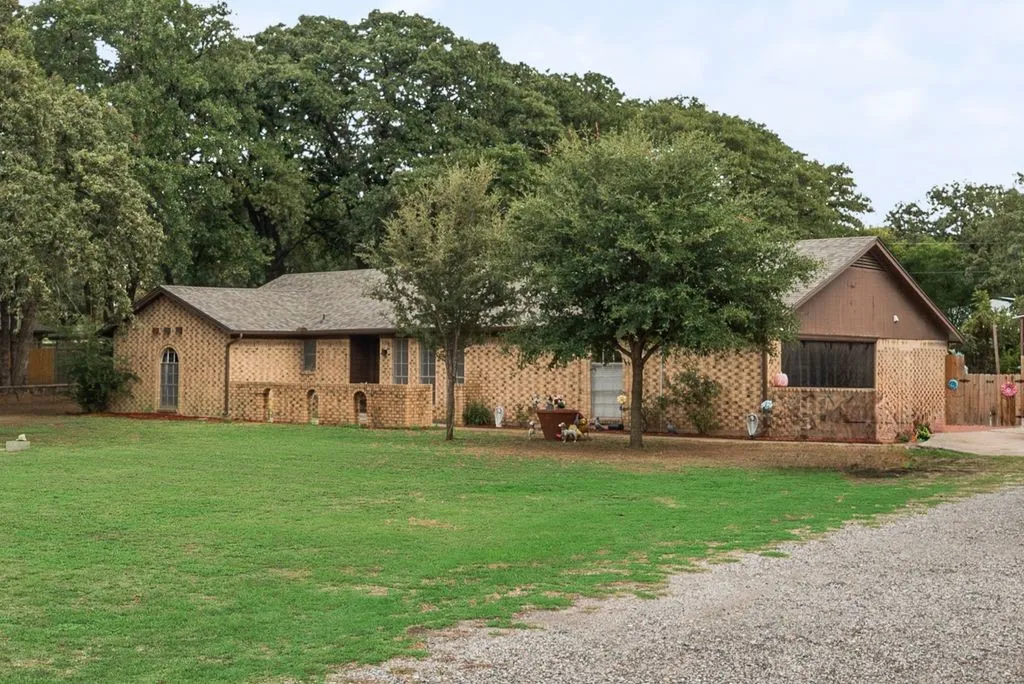 Single Family Residence For Sale in Tarrant County , 22 Spring Oaks Road, Burleson, Texas 76028, 3 Bedroom, 2 Bathroom, 2 Garage spaces, 1,677 Sqft, built in 1974, mls#21403285, Real Estate Agent in Burleson, Homes For Sale in Tarrant county, Homes For Sale in Burleson, Realtor in Burleson Texas, Real Estate Brokerage Independent Realty Texas, Luminita Cordes Realtor