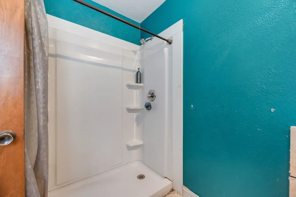 Single Family Residence For Sale in Tarrant County , 22 Spring Oaks Road, Burleson, Texas 76028, 3 Bedroom, 2 Bathroom, 2 Garage spaces, 1,677 Sqft, built in 1974, mls#21403285, Real Estate Agent in Burleson, Homes For Sale in Tarrant county, Homes For Sale in Burleson, Realtor in Burleson Texas, Real Estate Brokerage Independent Realty Texas, Luminita Cordes Realtor