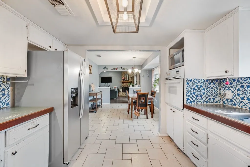 Single Family Residence For Sale in Tarrant County , 22 Spring Oaks Road, Burleson, Texas 76028, 3 Bedroom, 2 Bathroom, 2 Garage spaces, 1,677 Sqft, built in 1974, mls#21403285, Real Estate Agent in Burleson, Homes For Sale in Tarrant county, Homes For Sale in Burleson, Realtor in Burleson Texas, Real Estate Brokerage Independent Realty Texas, Luminita Cordes Realtor