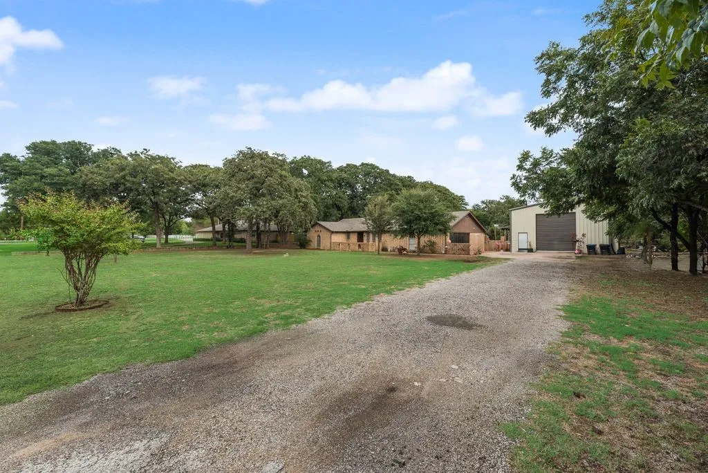 Single Family Residence For Sale in Tarrant County , 22 Spring Oaks Road, Burleson, Texas 76028, 3 Bedroom, 2 Bathroom, 2 Garage spaces, 1,677 Sqft, built in 1974, mls#21403285, Real Estate Agent in Burleson, Homes For Sale in Tarrant county, Homes For Sale in Burleson, Realtor in Burleson Texas, Real Estate Brokerage Independent Realty Texas, Luminita Cordes Realtor
