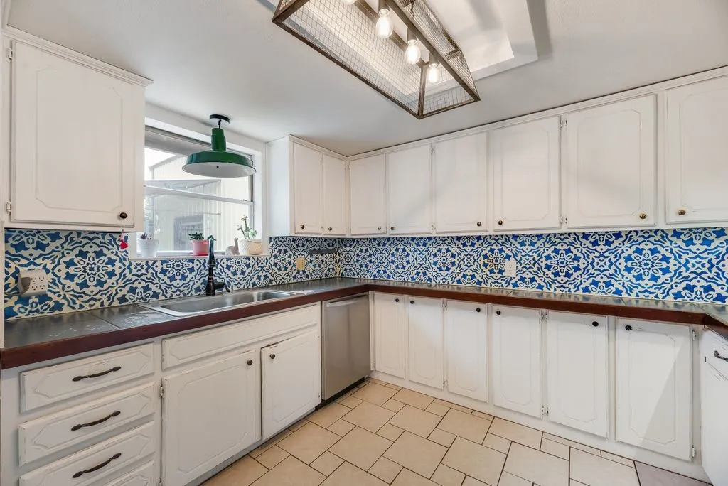 Single Family Residence For Sale in Tarrant County , 22 Spring Oaks Road, Burleson, Texas 76028, 3 Bedroom, 2 Bathroom, 2 Garage spaces, 1,677 Sqft, built in 1974, mls#21403285, Real Estate Agent in Burleson, Homes For Sale in Tarrant county, Homes For Sale in Burleson, Realtor in Burleson Texas, Real Estate Brokerage Independent Realty Texas, Luminita Cordes Realtor