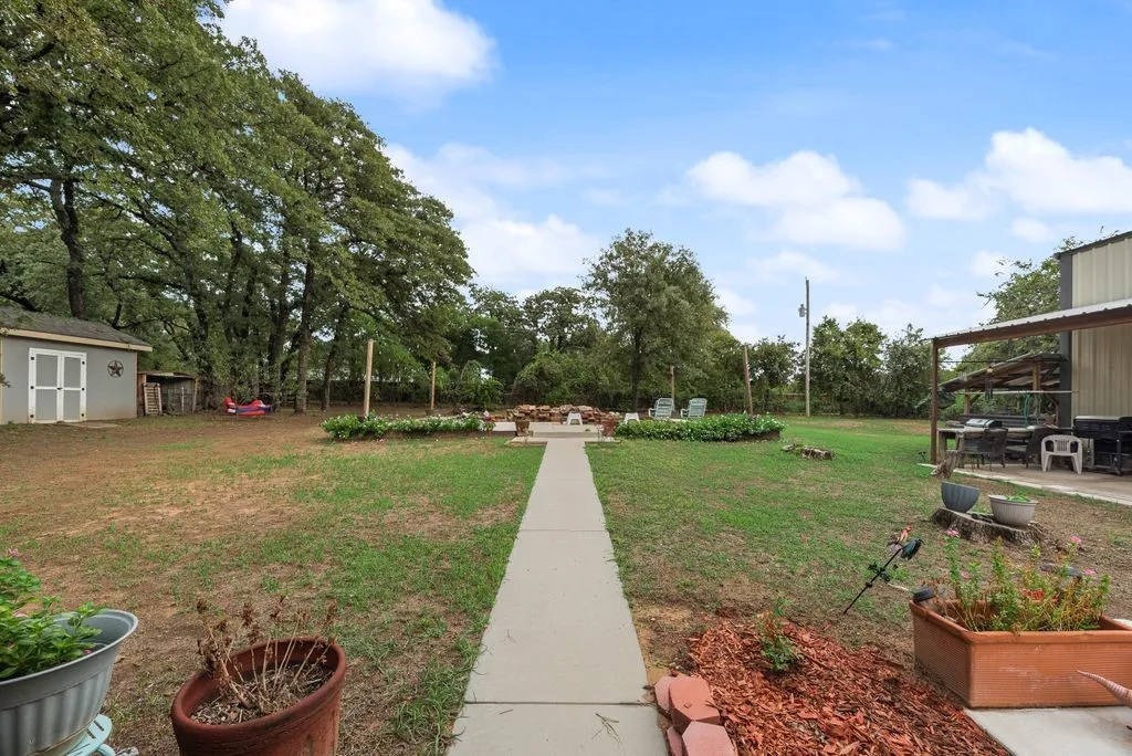 Single Family Residence For Sale in Tarrant County , 22 Spring Oaks Road, Burleson, Texas 76028, 3 Bedroom, 2 Bathroom, 2 Garage spaces, 1,677 Sqft, built in 1974, mls#21403285, Real Estate Agent in Burleson, Homes For Sale in Tarrant county, Homes For Sale in Burleson, Realtor in Burleson Texas, Real Estate Brokerage Independent Realty Texas, Luminita Cordes Realtor