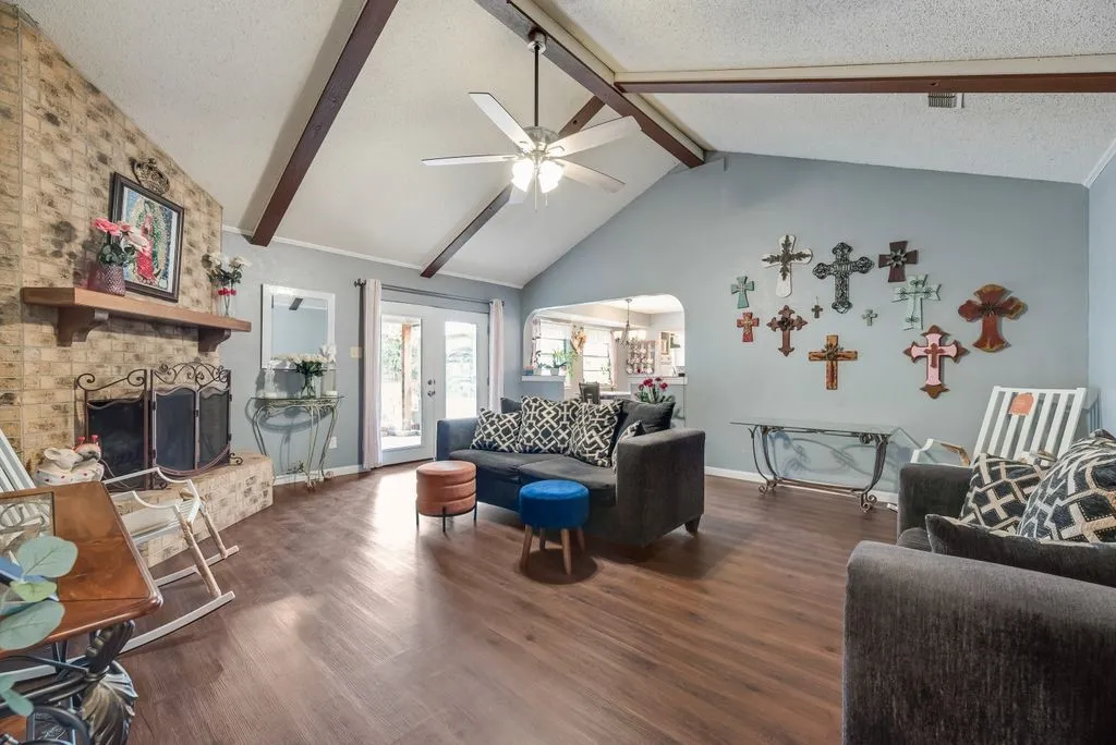 Single Family Residence For Sale in Tarrant County , 22 Spring Oaks Road, Burleson, Texas 76028, 3 Bedroom, 2 Bathroom, 2 Garage spaces, 1,677 Sqft, built in 1974, mls#21403285, Real Estate Agent in Burleson, Homes For Sale in Tarrant county, Homes For Sale in Burleson, Realtor in Burleson Texas, Real Estate Brokerage Independent Realty Texas, Luminita Cordes Realtor