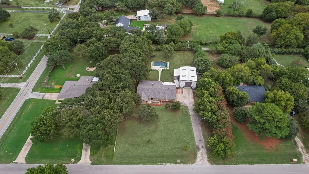 Single Family Residence For Sale in Tarrant County , 22 Spring Oaks Road, Burleson, Texas 76028, 3 Bedroom, 2 Bathroom, 2 Garage spaces, 1,677 Sqft, built in 1974, mls#21403285, Real Estate Agent in Burleson, Homes For Sale in Tarrant county, Homes For Sale in Burleson, Realtor in Burleson Texas, Real Estate Brokerage Independent Realty Texas, Luminita Cordes Realtor