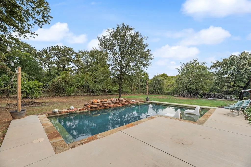 Single Family Residence For Sale in Tarrant County , 22 Spring Oaks Road, Burleson, Texas 76028, 3 Bedroom, 2 Bathroom, 2 Garage spaces, 1,677 Sqft, built in 1974, mls#21403285, Real Estate Agent in Burleson, Homes For Sale in Tarrant county, Homes For Sale in Burleson, Realtor in Burleson Texas, Real Estate Brokerage Independent Realty Texas, Luminita Cordes Realtor