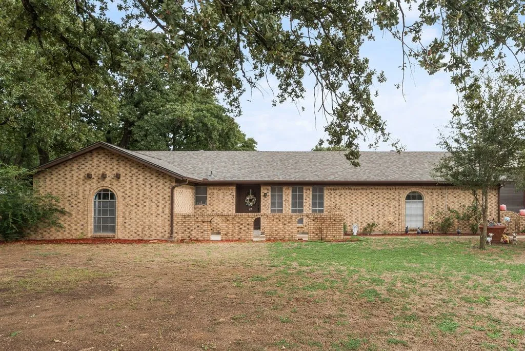 Single Family Residence For Sale in Tarrant County , 22 Spring Oaks Road, Burleson, Texas 76028, 3 Bedroom, 2 Bathroom, 2 Garage spaces, 1,677 Sqft, built in 1974, mls#21403285, Real Estate Agent in Burleson, Homes For Sale in Tarrant county, Homes For Sale in Burleson, Realtor in Burleson Texas, Real Estate Brokerage Independent Realty Texas, Luminita Cordes Realtor