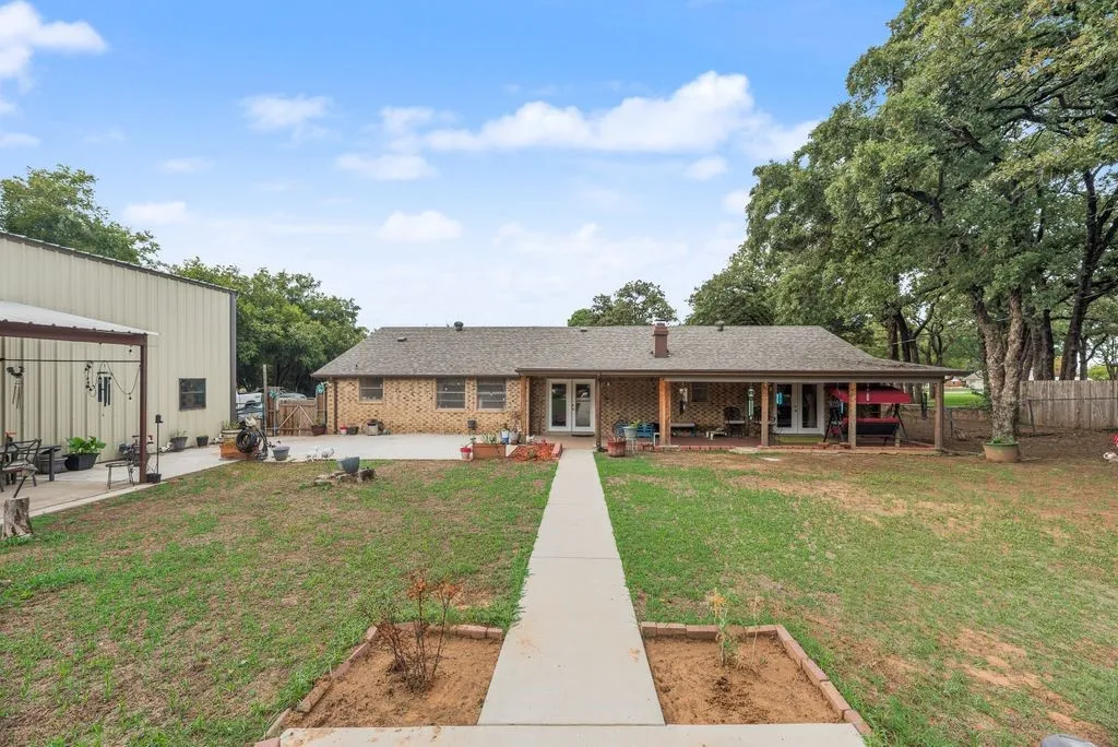 Single Family Residence For Sale in Tarrant County , 22 Spring Oaks Road, Burleson, Texas 76028, 3 Bedroom, 2 Bathroom, 2 Garage spaces, 1,677 Sqft, built in 1974, mls#21403285, Real Estate Agent in Burleson, Homes For Sale in Tarrant county, Homes For Sale in Burleson, Realtor in Burleson Texas, Real Estate Brokerage Independent Realty Texas, Luminita Cordes Realtor