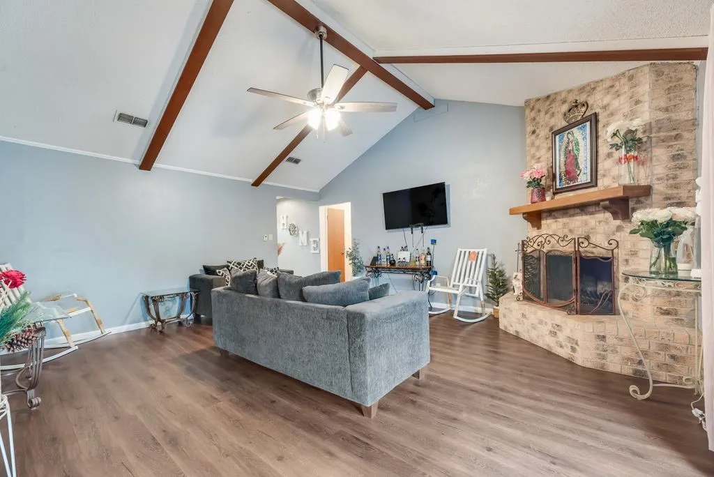 Single Family Residence For Sale in Tarrant County , 22 Spring Oaks Road, Burleson, Texas 76028, 3 Bedroom, 2 Bathroom, 2 Garage spaces, 1,677 Sqft, built in 1974, mls#21403285, Real Estate Agent in Burleson, Homes For Sale in Tarrant county, Homes For Sale in Burleson, Realtor in Burleson Texas, Real Estate Brokerage Independent Realty Texas, Luminita Cordes Realtor