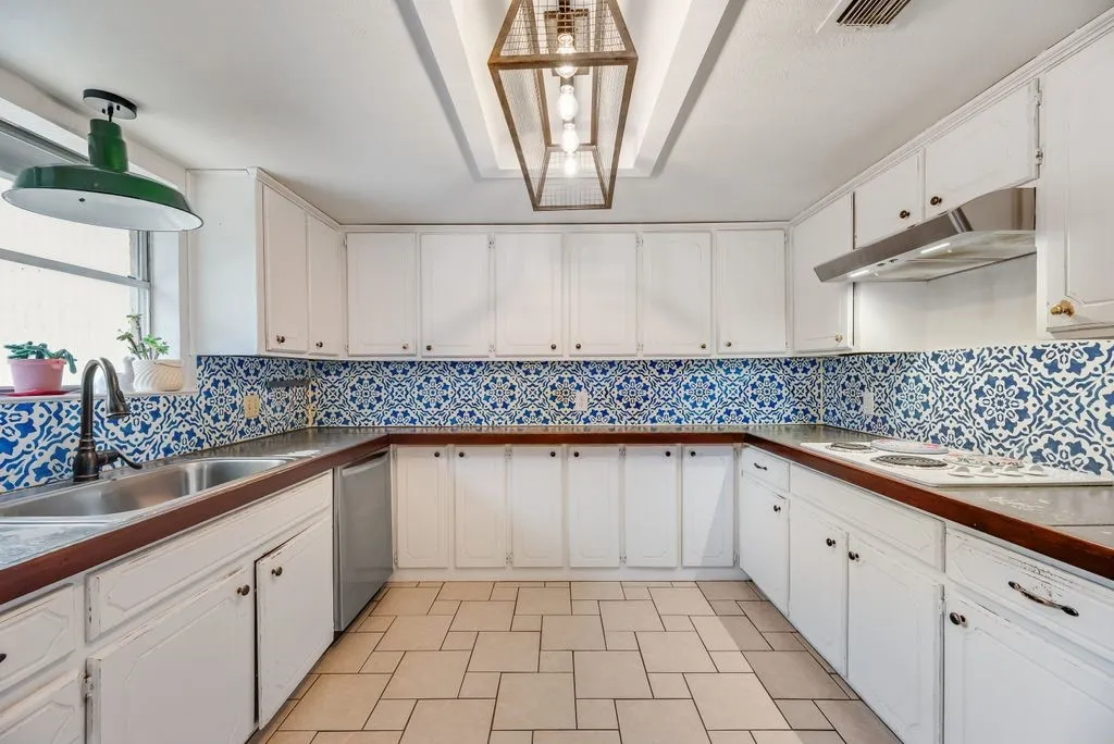 Single Family Residence For Sale in Tarrant County , 22 Spring Oaks Road, Burleson, Texas 76028, 3 Bedroom, 2 Bathroom, 2 Garage spaces, 1,677 Sqft, built in 1974, mls#21403285, Real Estate Agent in Burleson, Homes For Sale in Tarrant county, Homes For Sale in Burleson, Realtor in Burleson Texas, Real Estate Brokerage Independent Realty Texas, Luminita Cordes Realtor