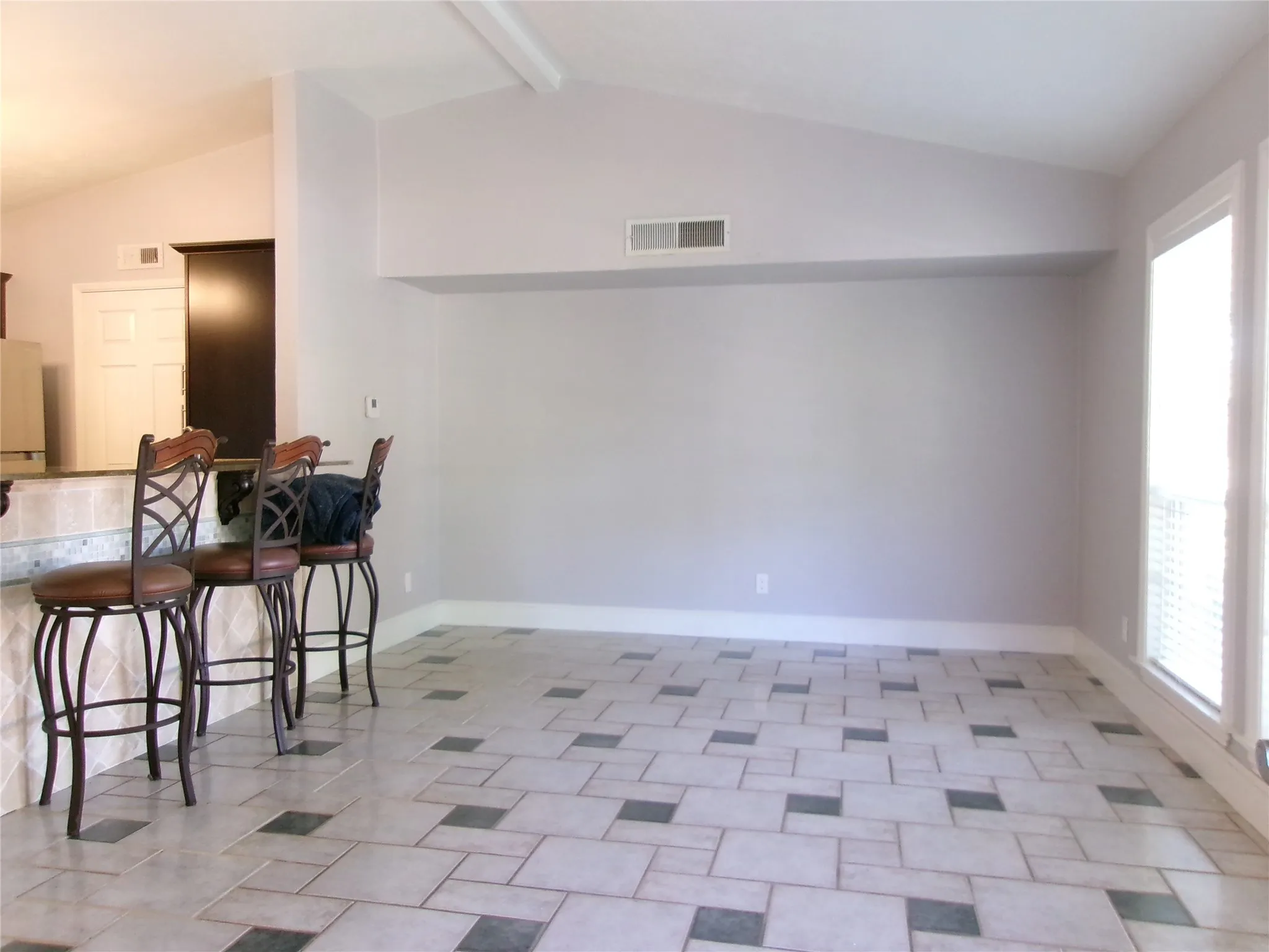 Duplex For Rent in Dallas County , 665 Stonewall Drive, Grand Prairie, Texas 75052, 2 Bedroom, 1 Bathroom, Garage spaces, 1,032 Sqft, built in 1981, mls#21403956, Real Estate Agent in Grand Prairie, Homes For Rent in Dallas county, Homes For Rent in Grand Prairie, Realtor in Grand Prairie Texas, Real Estate Brokerage Independent Realty Texas, Luminita Cordes Realtor