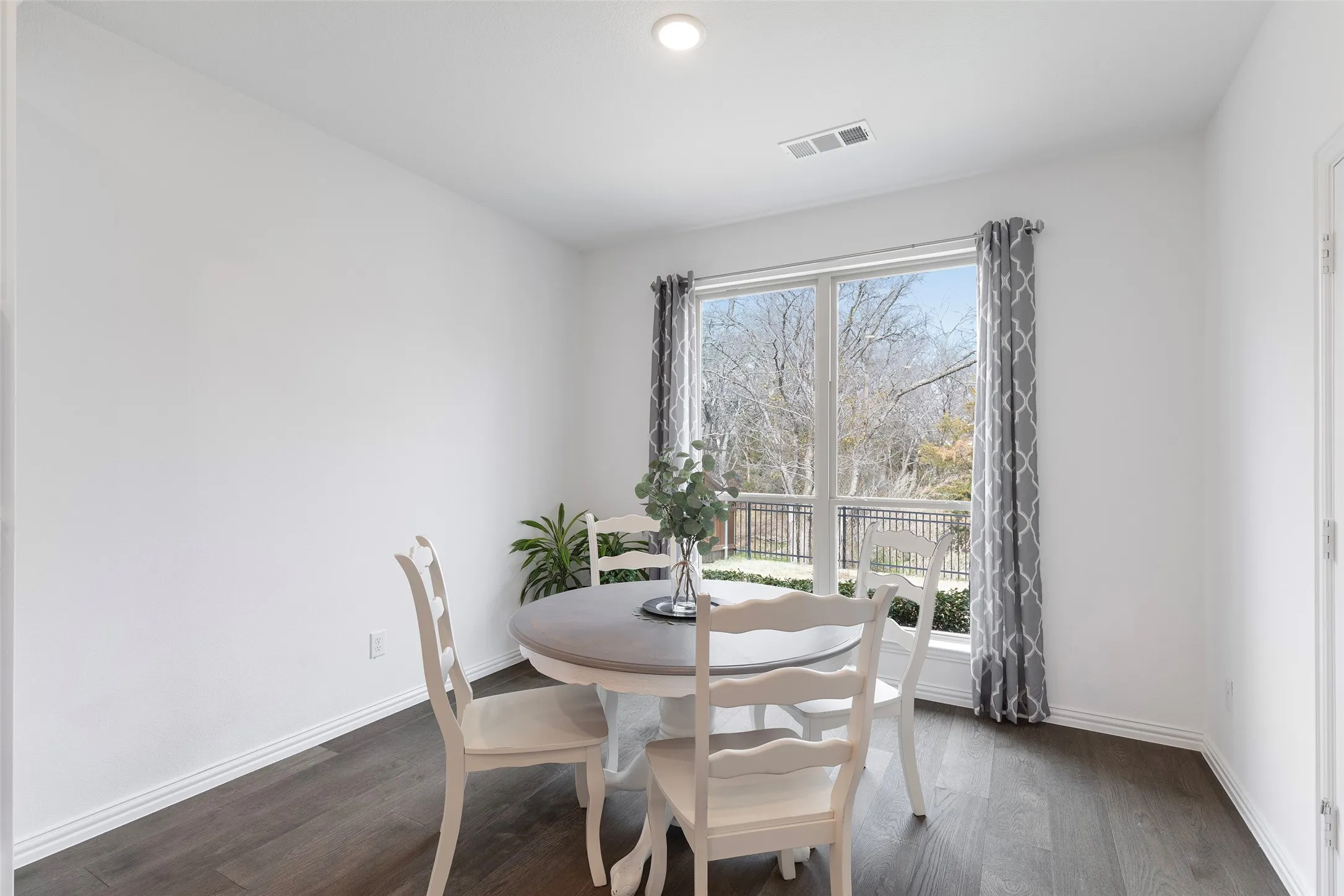 Single Family Residence For Sale in Denton County , 9605 Sunset Lane, Oak Point, Texas 75068, 4 Bedroom, 3 Bathroom, 2 Garage spaces, 2,026 Sqft, built in 2022, mls#21403523, Real Estate Agent in Oak Point, Homes For Sale in Denton county, Homes For Sale in Oak Point, Realtor in Oak Point Texas, Real Estate Brokerage Independent Realty Texas, Luminita Cordes Realtor