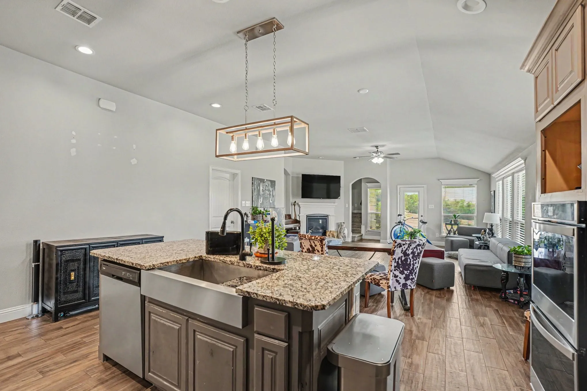 Single Family Residence For Sale in Dallas County , 6903 Truth Drive, Dallas, Texas 75236, 3 Bedroom, 3 Bathroom, 3 Garage spaces, 2,583 Sqft, built in 2018, mls#21403620, Real Estate Agent in Dallas, Homes For Sale in Dallas county, Homes For Sale in Dallas, Realtor in Dallas Texas, Real Estate Brokerage Independent Realty Texas, Luminita Cordes Realtor