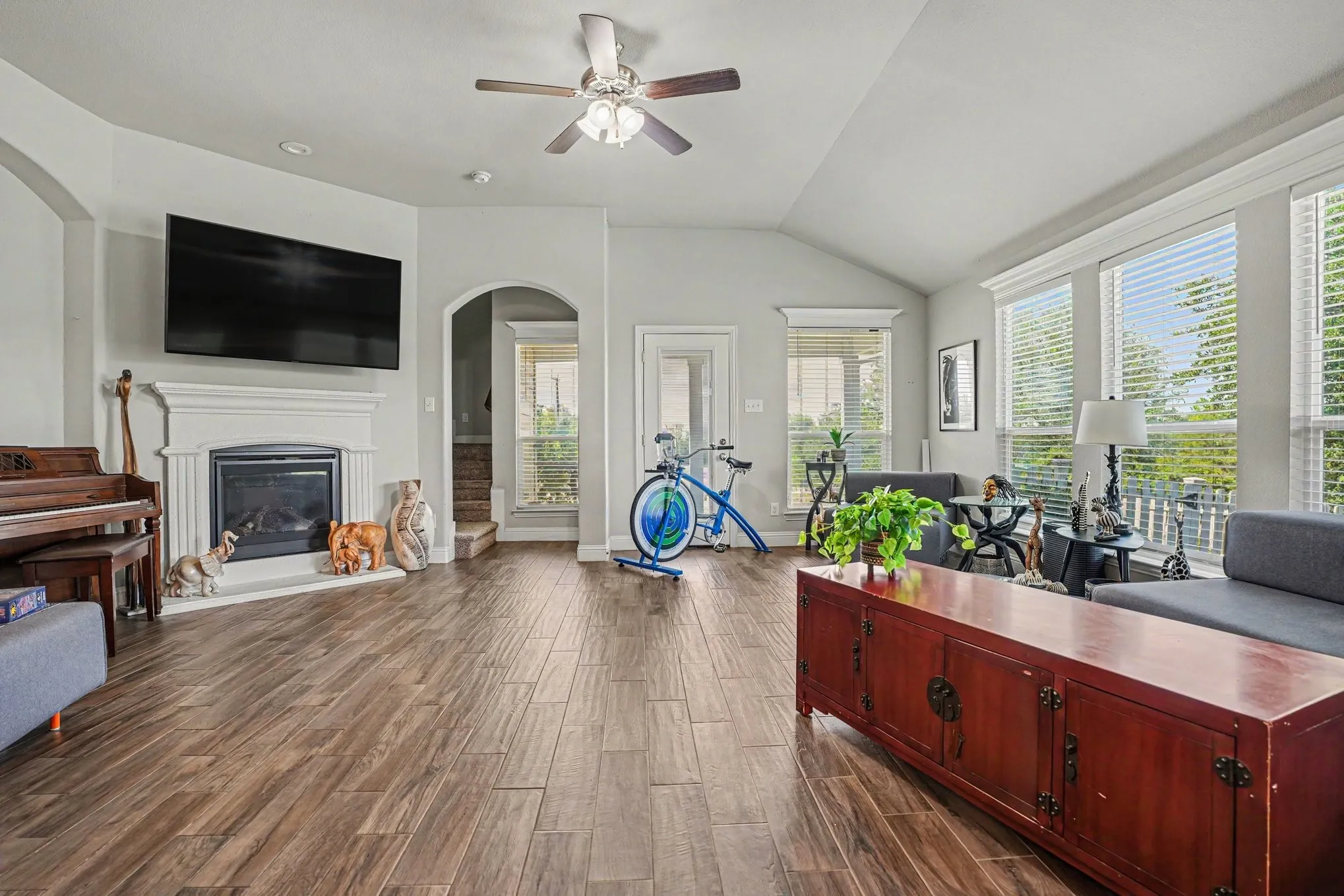 Single Family Residence For Sale in Dallas County , 6903 Truth Drive, Dallas, Texas 75236, 3 Bedroom, 3 Bathroom, 3 Garage spaces, 2,583 Sqft, built in 2018, mls#21403620, Real Estate Agent in Dallas, Homes For Sale in Dallas county, Homes For Sale in Dallas, Realtor in Dallas Texas, Real Estate Brokerage Independent Realty Texas, Luminita Cordes Realtor