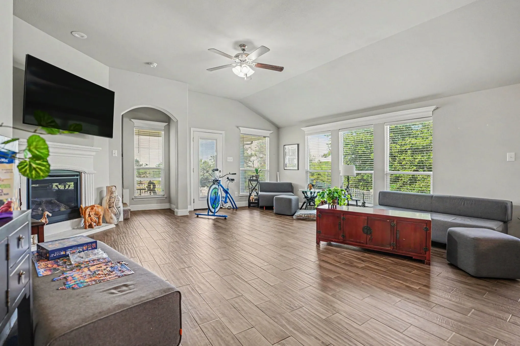Single Family Residence For Sale in Dallas County , 6903 Truth Drive, Dallas, Texas 75236, 3 Bedroom, 3 Bathroom, 3 Garage spaces, 2,583 Sqft, built in 2018, mls#21403620, Real Estate Agent in Dallas, Homes For Sale in Dallas county, Homes For Sale in Dallas, Realtor in Dallas Texas, Real Estate Brokerage Independent Realty Texas, Luminita Cordes Realtor
