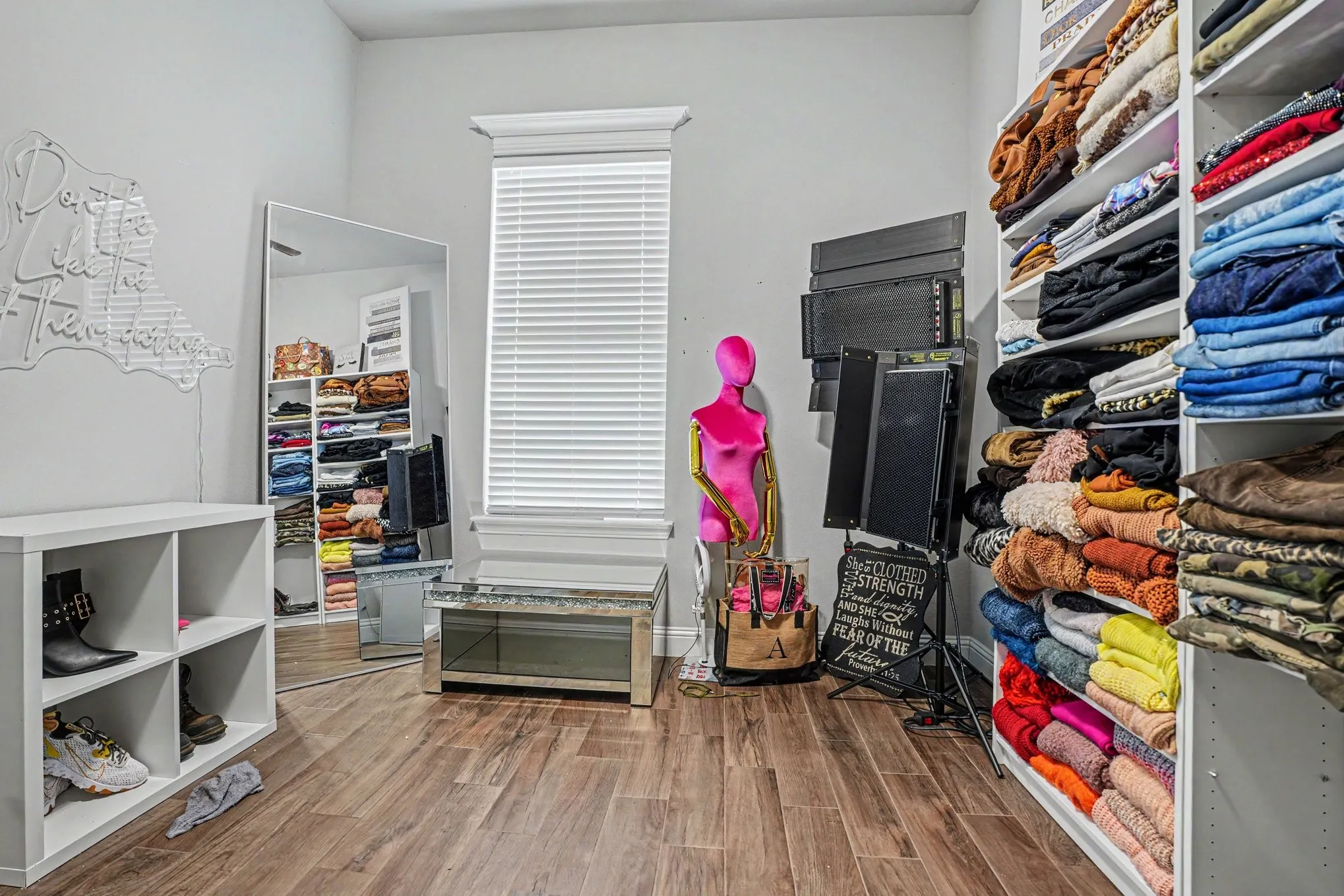 Single Family Residence For Sale in Dallas County , 6903 Truth Drive, Dallas, Texas 75236, 3 Bedroom, 3 Bathroom, 3 Garage spaces, 2,583 Sqft, built in 2018, mls#21403620, Real Estate Agent in Dallas, Homes For Sale in Dallas county, Homes For Sale in Dallas, Realtor in Dallas Texas, Real Estate Brokerage Independent Realty Texas, Luminita Cordes Realtor