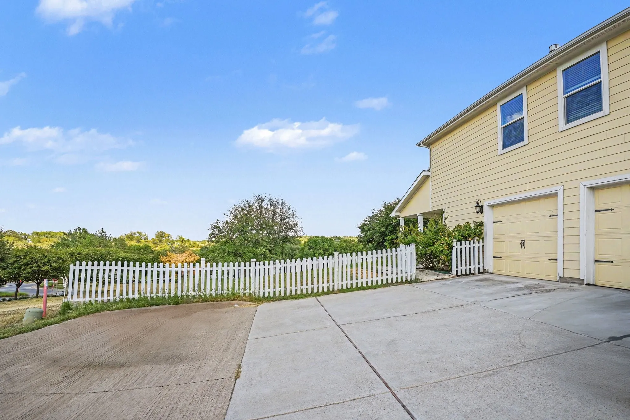 Single Family Residence For Sale in Dallas County , 6903 Truth Drive, Dallas, Texas 75236, 3 Bedroom, 3 Bathroom, 3 Garage spaces, 2,583 Sqft, built in 2018, mls#21403620, Real Estate Agent in Dallas, Homes For Sale in Dallas county, Homes For Sale in Dallas, Realtor in Dallas Texas, Real Estate Brokerage Independent Realty Texas, Luminita Cordes Realtor