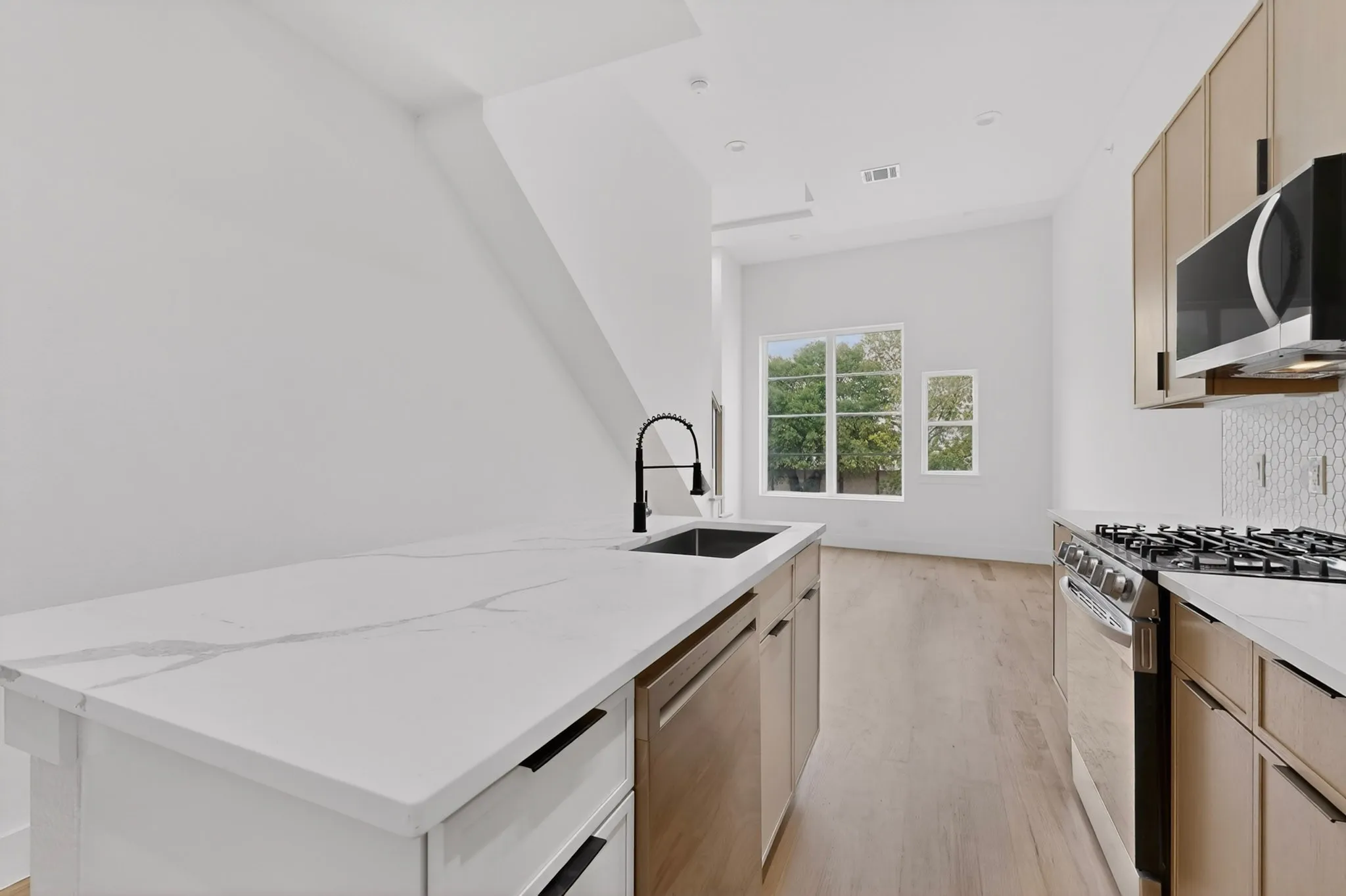 Condominium For Rent in Dallas County , 2080 Kelly Avenue 108, Dallas, Texas 75215, 2 Bedroom, 3 Bathroom, 1 Garage spaces, 1,199 Sqft, built in 2026, mls#21403995, Real Estate Agent in Dallas, Homes For Rent in Dallas county, Homes For Rent in Dallas, Realtor in Dallas Texas, Real Estate Brokerage Independent Realty Texas, Luminita Cordes Realtor