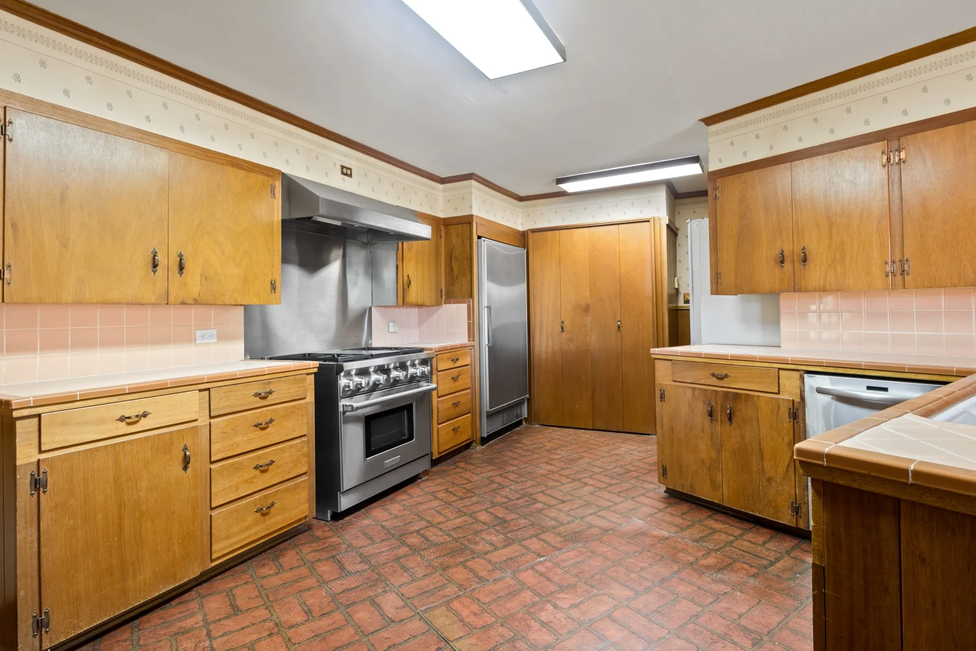 Single Family Residence For Sale in Titus County , 101 Bluebird Street, Mt Pleasant, Texas 75455, 3 Bedroom, 3 Bathroom, 2 Garage spaces, 3,127 Sqft, built in 1955, mls#21403641, Real Estate Agent in Mt Pleasant, Homes For Sale in Titus county, Homes For Sale in Mt Pleasant, Realtor in Mt Pleasant Texas, Real Estate Brokerage Independent Realty Texas, Luminita Cordes Realtor
