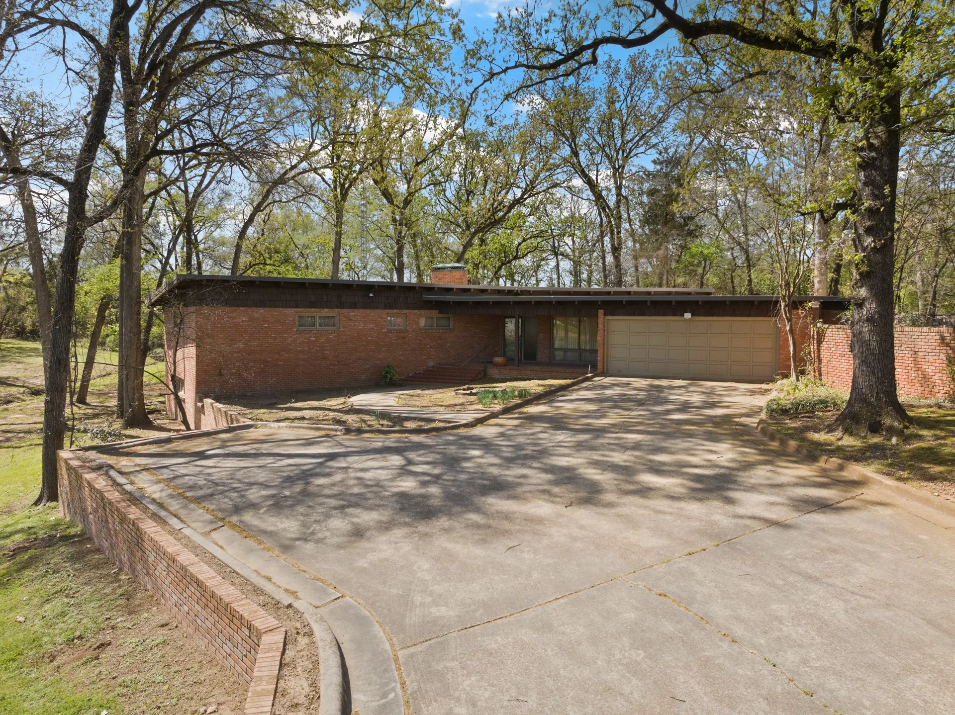 Single Family Residence For Sale in Titus County , 101 Bluebird Street, Mt Pleasant, Texas 75455, 3 Bedroom, 3 Bathroom, 2 Garage spaces, 3,127 Sqft, built in 1955, mls#21403641, Real Estate Agent in Mt Pleasant, Homes For Sale in Titus county, Homes For Sale in Mt Pleasant, Realtor in Mt Pleasant Texas, Real Estate Brokerage Independent Realty Texas, Luminita Cordes Realtor