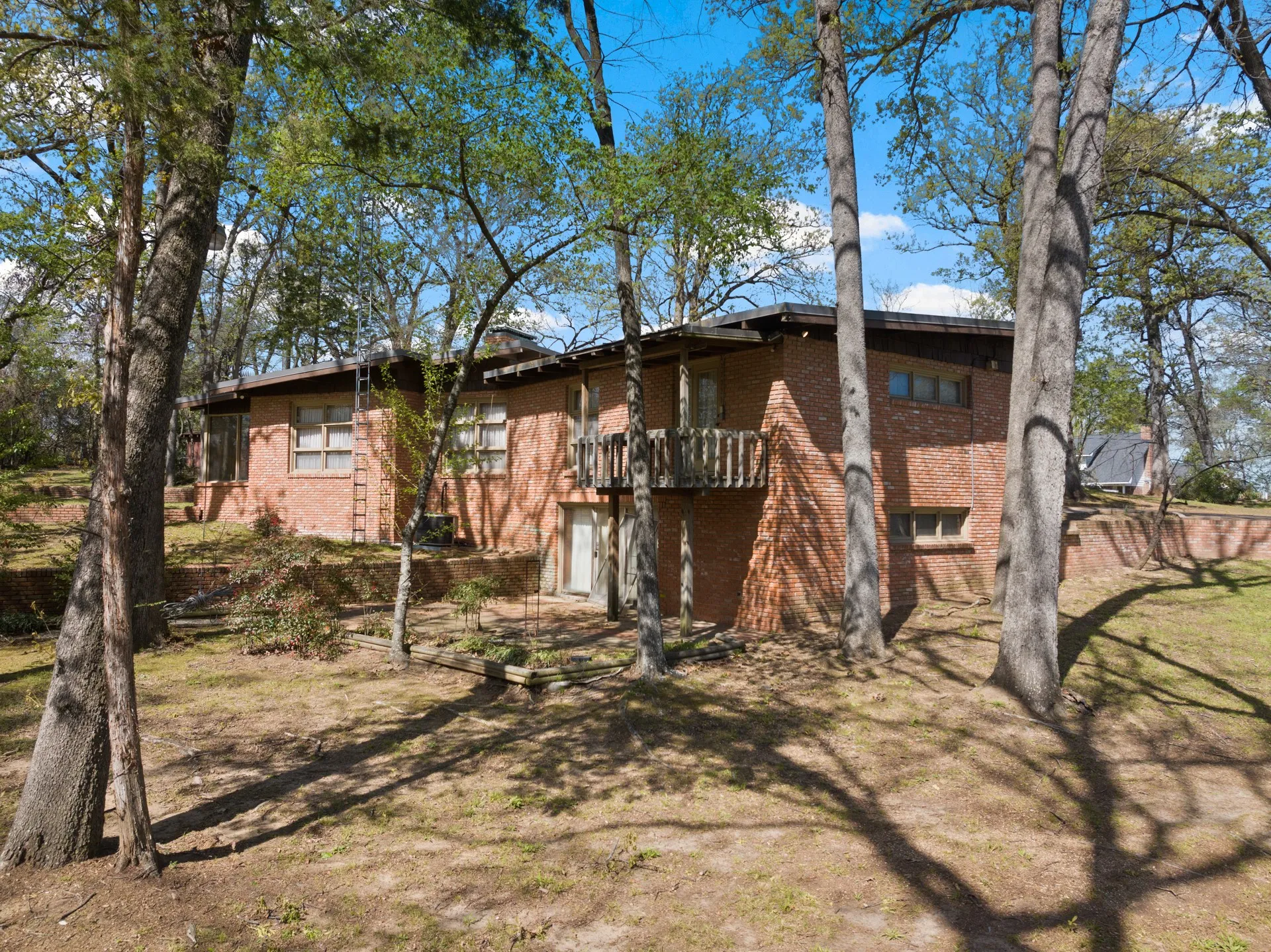 Single Family Residence For Sale in Titus County , 101 Bluebird Street, Mt Pleasant, Texas 75455, 3 Bedroom, 3 Bathroom, 2 Garage spaces, 3,127 Sqft, built in 1955, mls#21403641, Real Estate Agent in Mt Pleasant, Homes For Sale in Titus county, Homes For Sale in Mt Pleasant, Realtor in Mt Pleasant Texas, Real Estate Brokerage Independent Realty Texas, Luminita Cordes Realtor