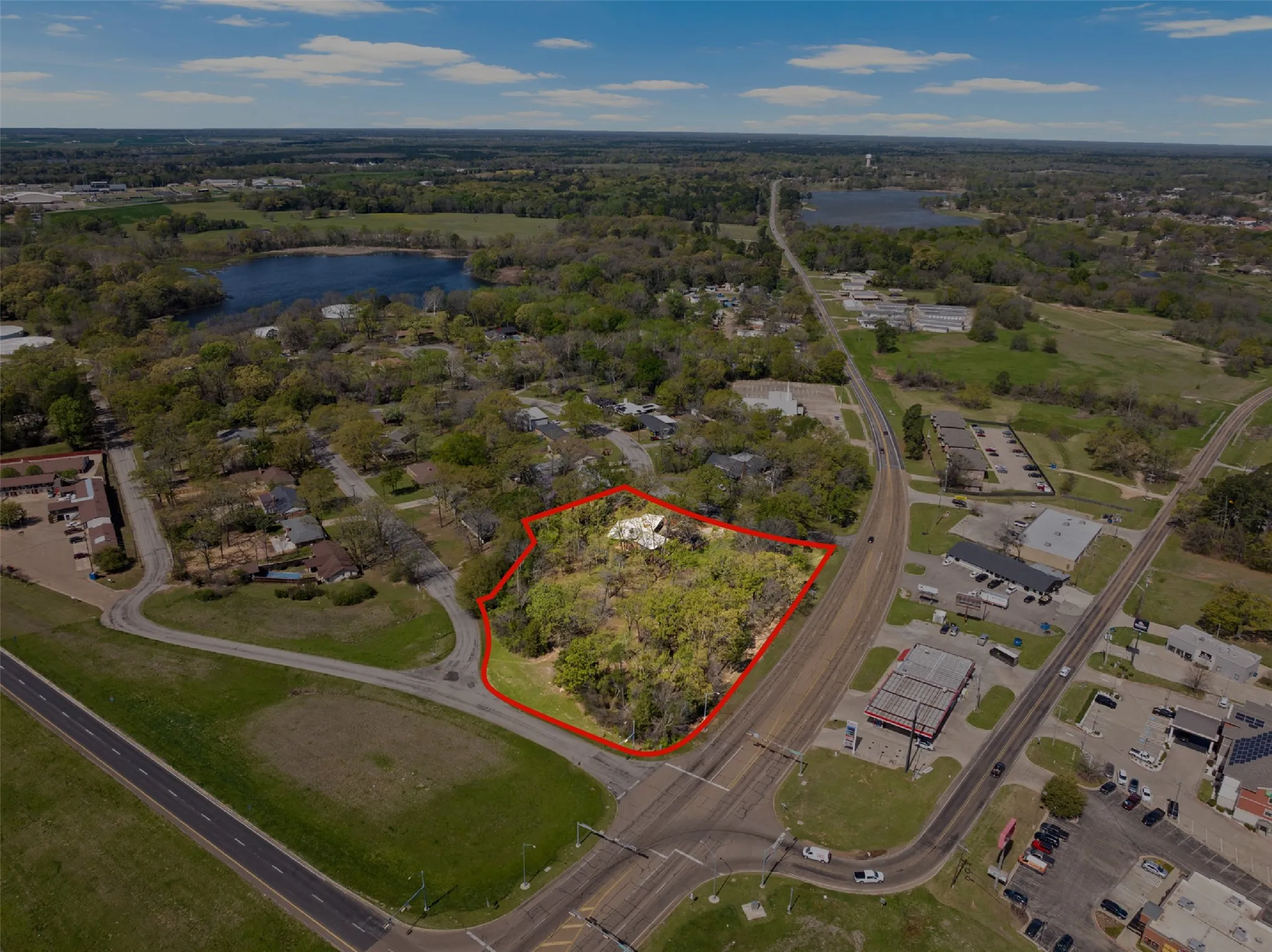 Single Family Residence For Sale in Titus County , 101 Bluebird Street, Mt Pleasant, Texas 75455, 3 Bedroom, 3 Bathroom, 2 Garage spaces, 3,127 Sqft, built in 1955, mls#21403641, Real Estate Agent in Mt Pleasant, Homes For Sale in Titus county, Homes For Sale in Mt Pleasant, Realtor in Mt Pleasant Texas, Real Estate Brokerage Independent Realty Texas, Luminita Cordes Realtor