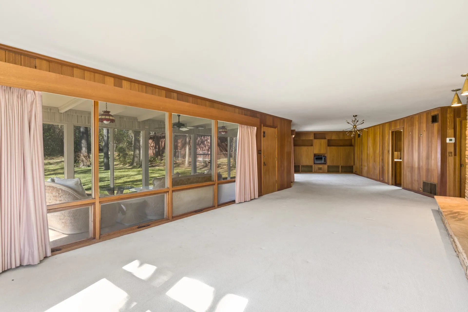 Single Family Residence For Sale in Titus County , 101 Bluebird Street, Mt Pleasant, Texas 75455, 3 Bedroom, 3 Bathroom, 2 Garage spaces, 3,127 Sqft, built in 1955, mls#21403641, Real Estate Agent in Mt Pleasant, Homes For Sale in Titus county, Homes For Sale in Mt Pleasant, Realtor in Mt Pleasant Texas, Real Estate Brokerage Independent Realty Texas, Luminita Cordes Realtor