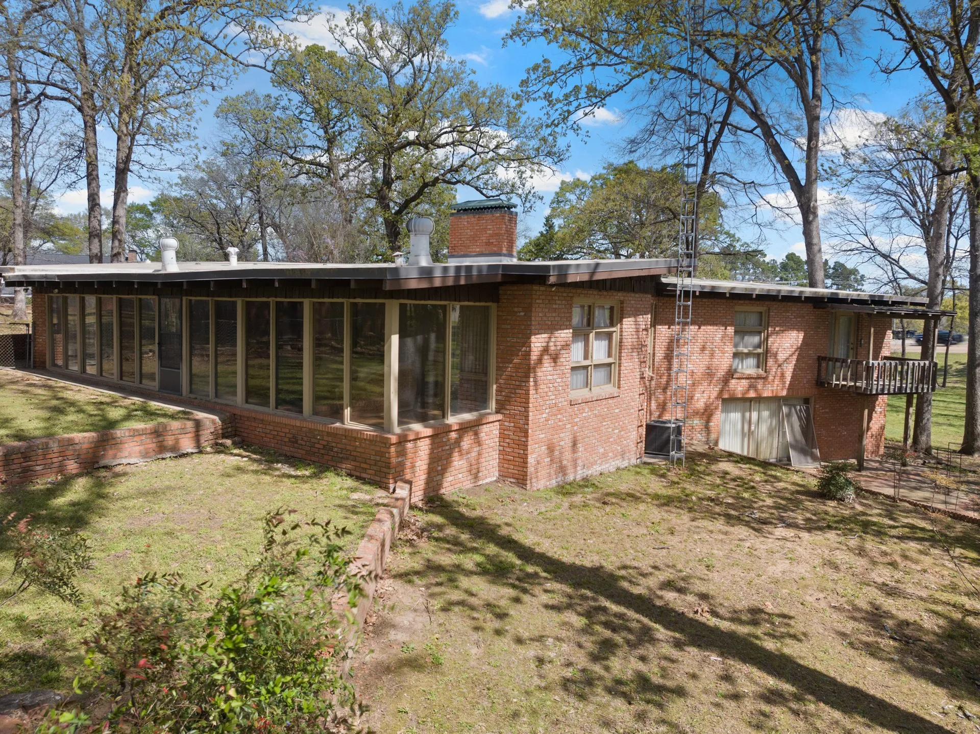 Single Family Residence For Sale in Titus County , 101 Bluebird Street, Mt Pleasant, Texas 75455, 3 Bedroom, 3 Bathroom, 2 Garage spaces, 3,127 Sqft, built in 1955, mls#21403641, Real Estate Agent in Mt Pleasant, Homes For Sale in Titus county, Homes For Sale in Mt Pleasant, Realtor in Mt Pleasant Texas, Real Estate Brokerage Independent Realty Texas, Luminita Cordes Realtor