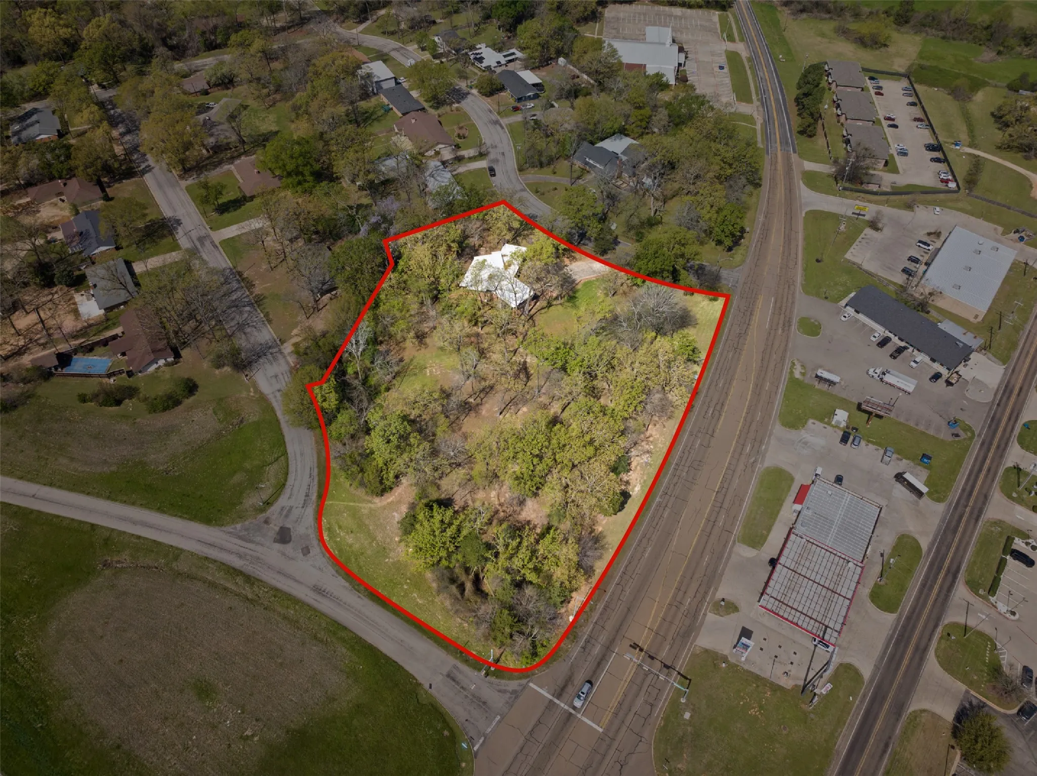 Single Family Residence For Sale in Titus County , 101 Bluebird Street, Mt Pleasant, Texas 75455, 3 Bedroom, 3 Bathroom, 2 Garage spaces, 3,127 Sqft, built in 1955, mls#21403641, Real Estate Agent in Mt Pleasant, Homes For Sale in Titus county, Homes For Sale in Mt Pleasant, Realtor in Mt Pleasant Texas, Real Estate Brokerage Independent Realty Texas, Luminita Cordes Realtor