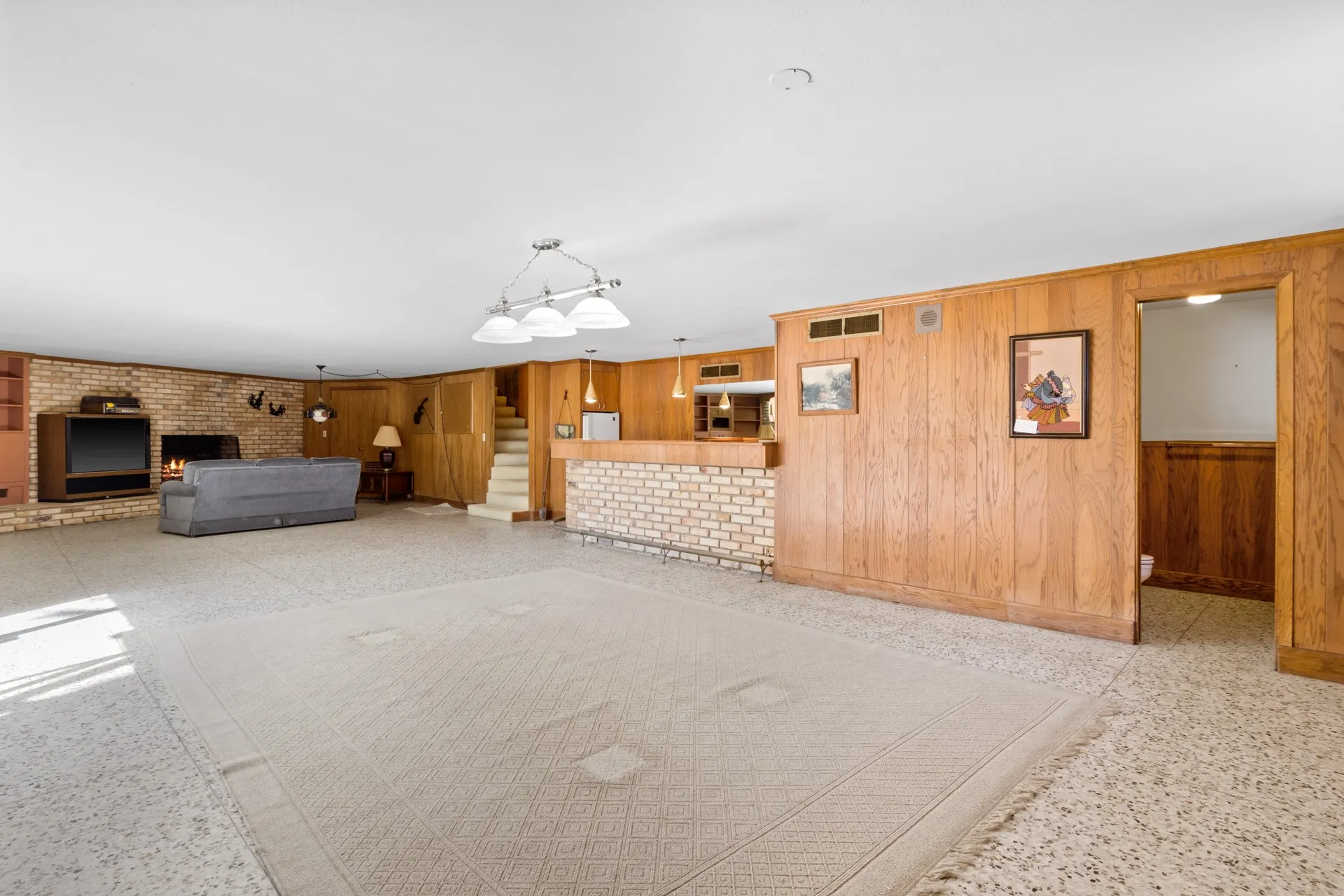 Single Family Residence For Sale in Titus County , 101 Bluebird Street, Mt Pleasant, Texas 75455, 3 Bedroom, 3 Bathroom, 2 Garage spaces, 3,127 Sqft, built in 1955, mls#21403641, Real Estate Agent in Mt Pleasant, Homes For Sale in Titus county, Homes For Sale in Mt Pleasant, Realtor in Mt Pleasant Texas, Real Estate Brokerage Independent Realty Texas, Luminita Cordes Realtor