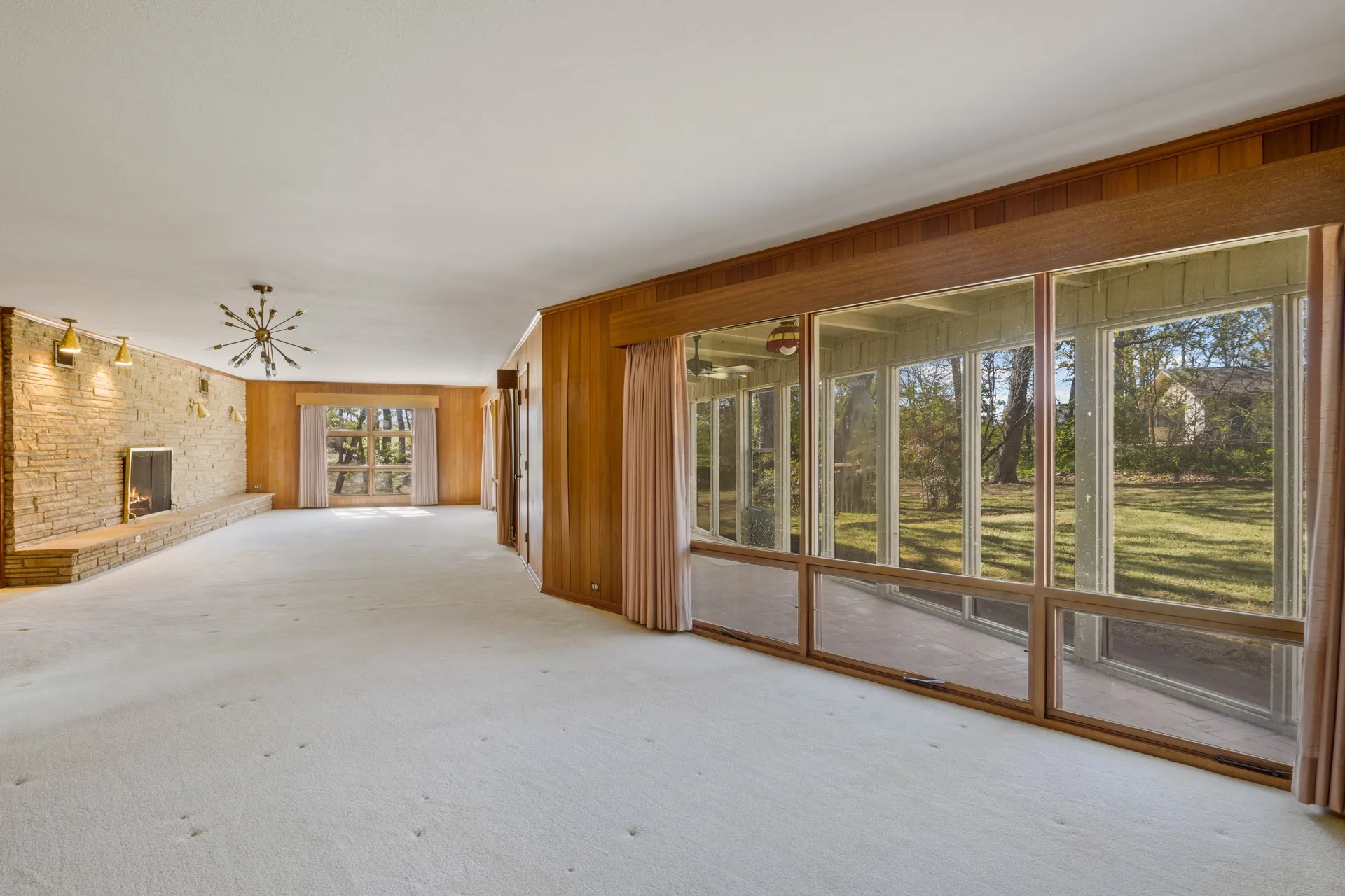 Single Family Residence For Sale in Titus County , 101 Bluebird Street, Mt Pleasant, Texas 75455, 3 Bedroom, 3 Bathroom, 2 Garage spaces, 3,127 Sqft, built in 1955, mls#21403641, Real Estate Agent in Mt Pleasant, Homes For Sale in Titus county, Homes For Sale in Mt Pleasant, Realtor in Mt Pleasant Texas, Real Estate Brokerage Independent Realty Texas, Luminita Cordes Realtor