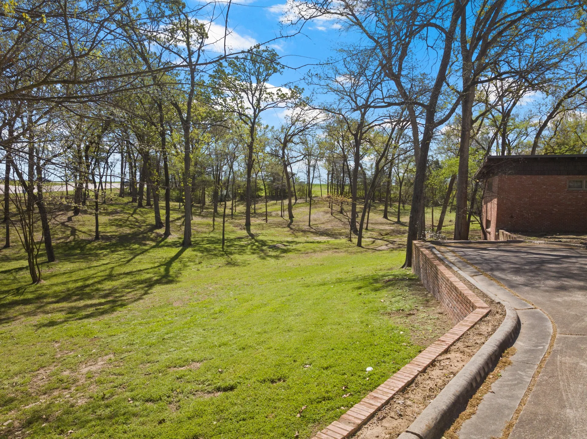 Single Family Residence For Sale in Titus County , 101 Bluebird Street, Mt Pleasant, Texas 75455, 3 Bedroom, 3 Bathroom, 2 Garage spaces, 3,127 Sqft, built in 1955, mls#21403641, Real Estate Agent in Mt Pleasant, Homes For Sale in Titus county, Homes For Sale in Mt Pleasant, Realtor in Mt Pleasant Texas, Real Estate Brokerage Independent Realty Texas, Luminita Cordes Realtor