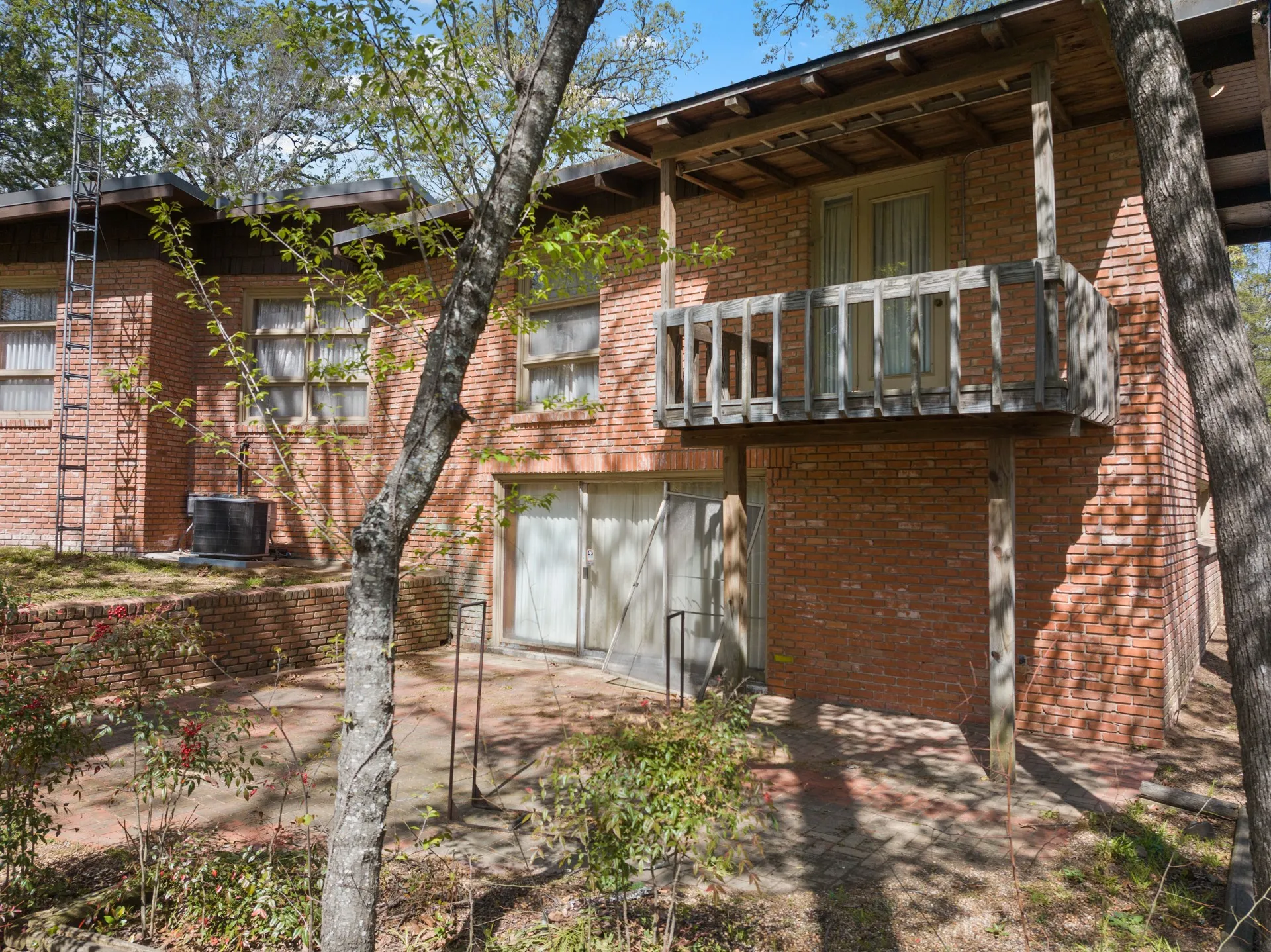 Single Family Residence For Sale in Titus County , 101 Bluebird Street, Mt Pleasant, Texas 75455, 3 Bedroom, 3 Bathroom, 2 Garage spaces, 3,127 Sqft, built in 1955, mls#21403641, Real Estate Agent in Mt Pleasant, Homes For Sale in Titus county, Homes For Sale in Mt Pleasant, Realtor in Mt Pleasant Texas, Real Estate Brokerage Independent Realty Texas, Luminita Cordes Realtor
