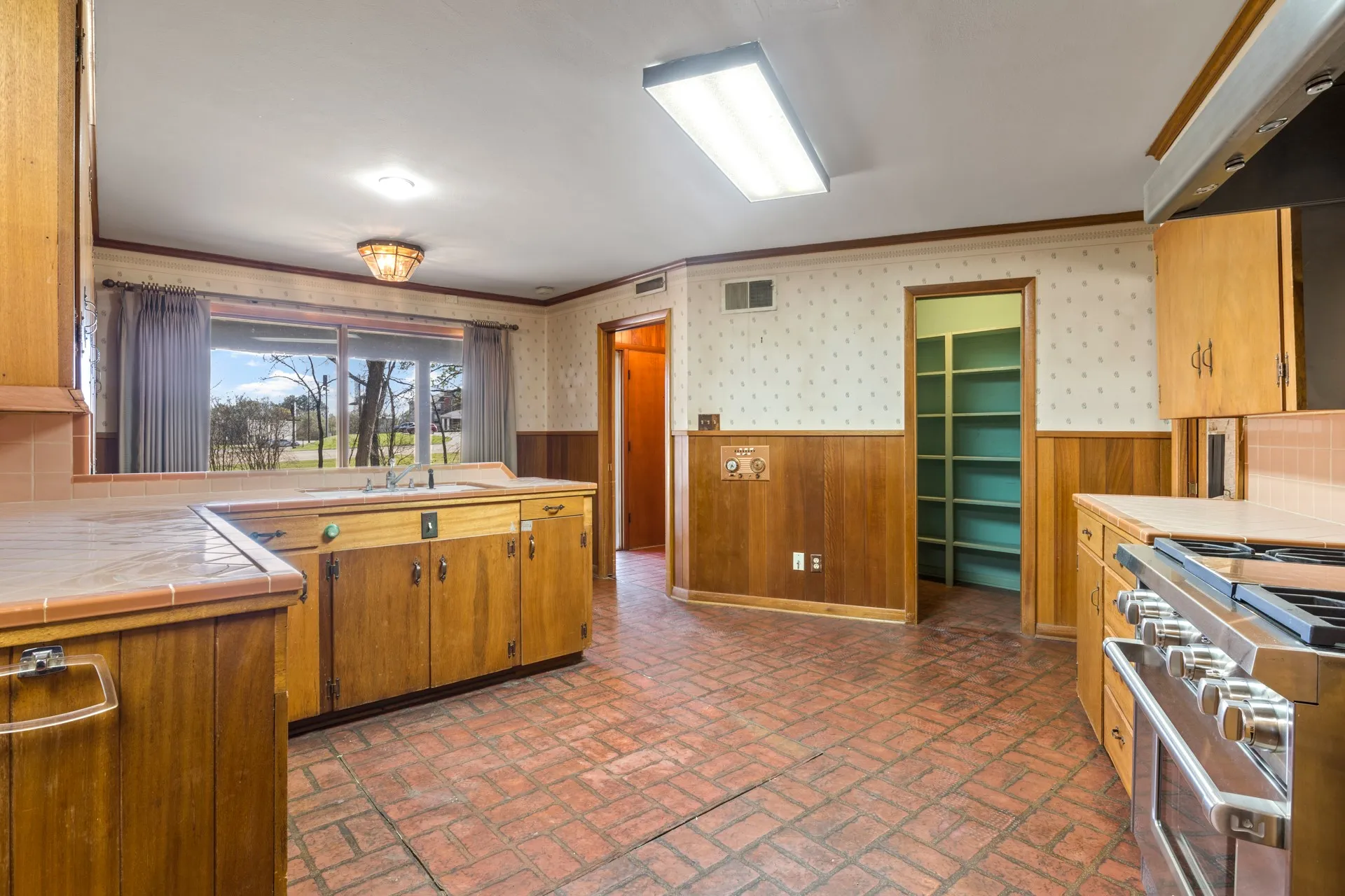 Single Family Residence For Sale in Titus County , 101 Bluebird Street, Mt Pleasant, Texas 75455, 3 Bedroom, 3 Bathroom, 2 Garage spaces, 3,127 Sqft, built in 1955, mls#21403641, Real Estate Agent in Mt Pleasant, Homes For Sale in Titus county, Homes For Sale in Mt Pleasant, Realtor in Mt Pleasant Texas, Real Estate Brokerage Independent Realty Texas, Luminita Cordes Realtor